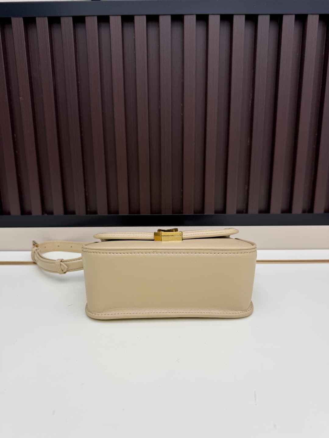 C8674 The new small-sized packaging boxes of Saint Laurent are timeless – only by wearing them can you truly understand what it means to be timeless. It’s no exaggeration; Saint Laurent’s black bags are those types of items that create a strong, impactful — image 5