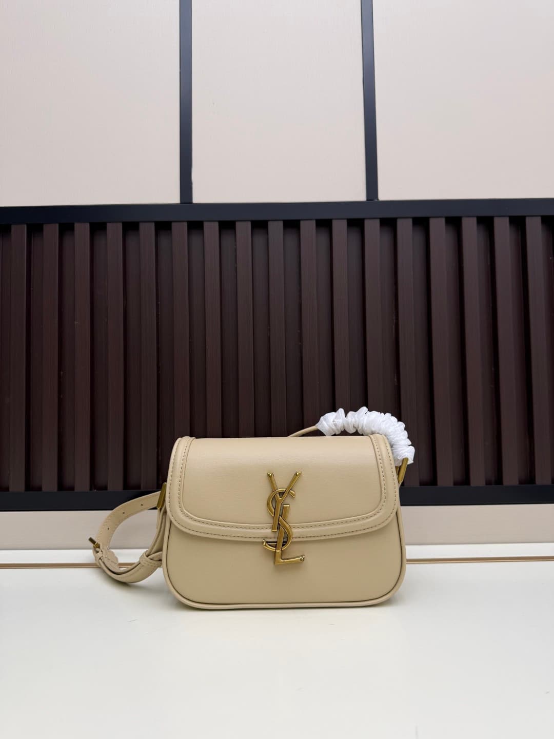 C8669 The new small-sized bags from Saint Laurent are timeless – only by wearing them can you truly understand what it means to be timeless. It’s no exaggeration; Saint Laurent’s black bags are the kind of pieces that create a “powerful, impactful” look w — image 5