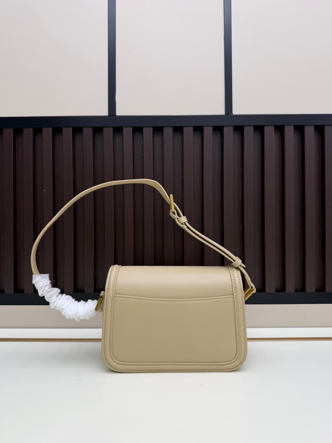 C8674 The new small-sized packaging boxes of Saint Laurent are timeless – only by wearing them can you truly understand what it means to be timeless. It’s no exaggeration; Saint Laurent’s black bags are those types of items that create a strong, impactful — image 3