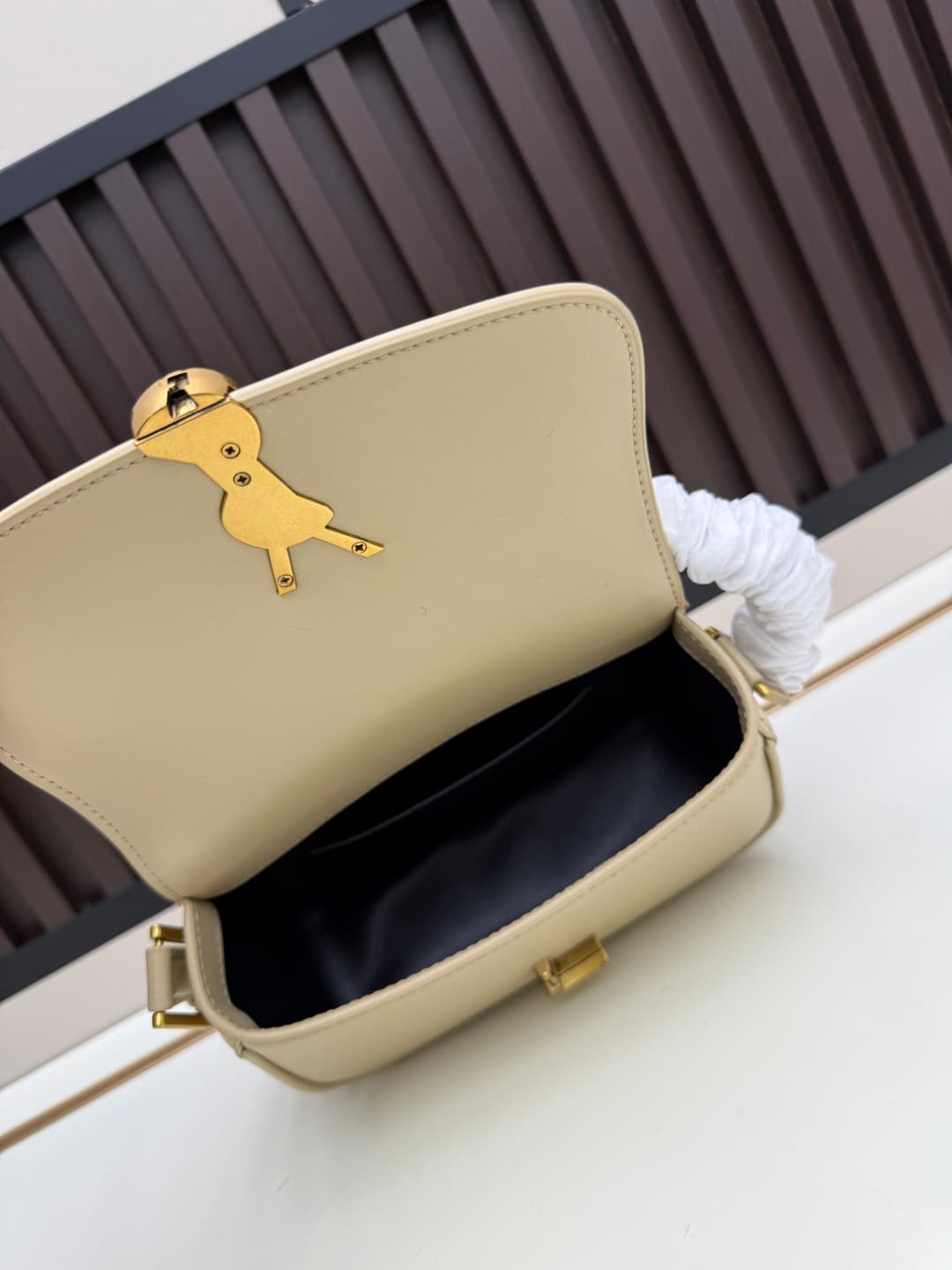 C8674 The new small-sized packaging boxes of Saint Laurent are timeless – only by wearing them can you truly understand what it means to be timeless. It’s no exaggeration; Saint Laurent’s black bags are those types of items that create a strong, impactful — image 7
