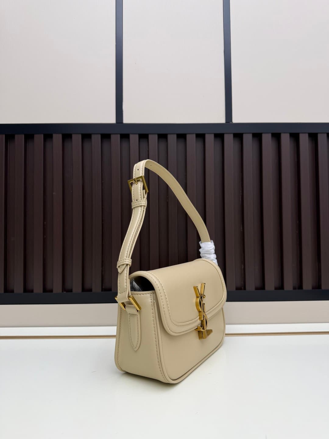 C8674 The new small-sized packaging boxes of Saint Laurent are timeless – only by wearing them can you truly understand what it means to be timeless. It’s no exaggeration; Saint Laurent’s black bags are those types of items that create a strong, impactful — image 2