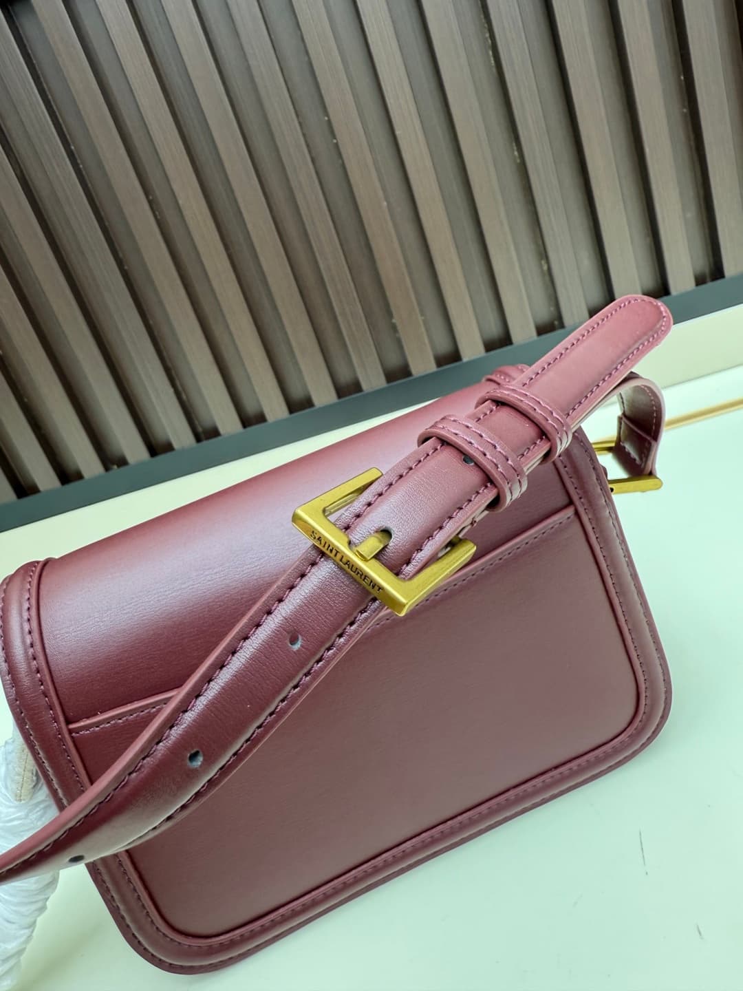 C8673 The new small-sized packaging boxes of Saint Laurent’s classic designs never go out of style – you only realize how timeless they are when you wear them. It’s no exaggeration; Saint Laurent’s black bags are exactly the kind of pieces that create a s — image 6