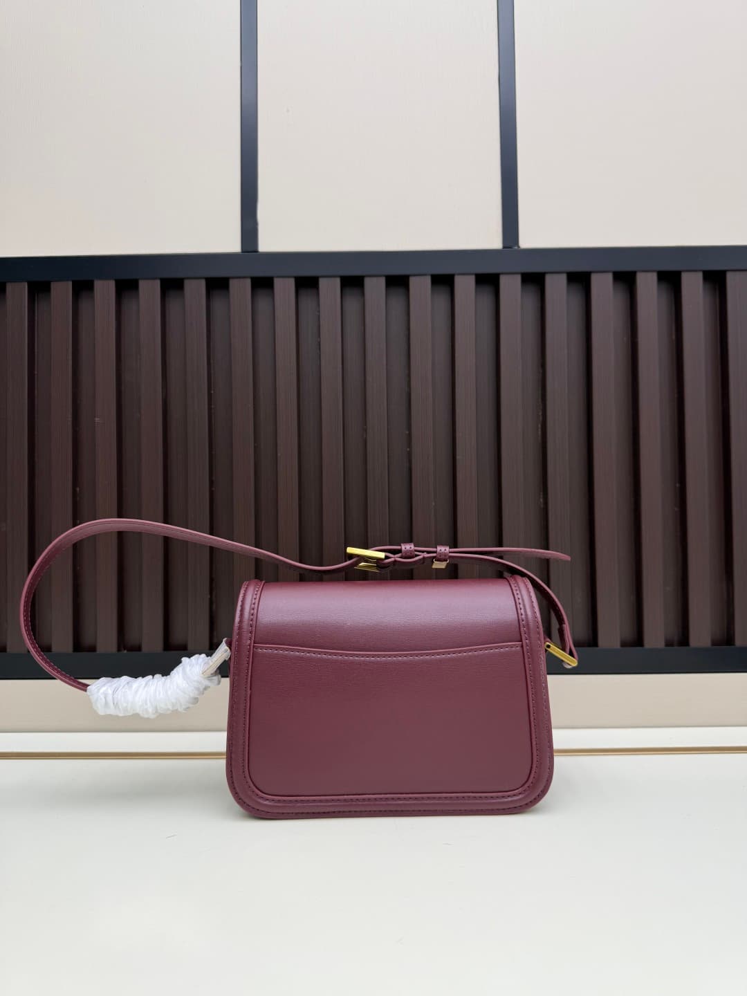 C8673 The new small-sized packaging boxes of Saint Laurent’s classic designs never go out of style – you only realize how timeless they are when you wear them. It’s no exaggeration; Saint Laurent’s black bags are exactly the kind of pieces that create a s — image 3