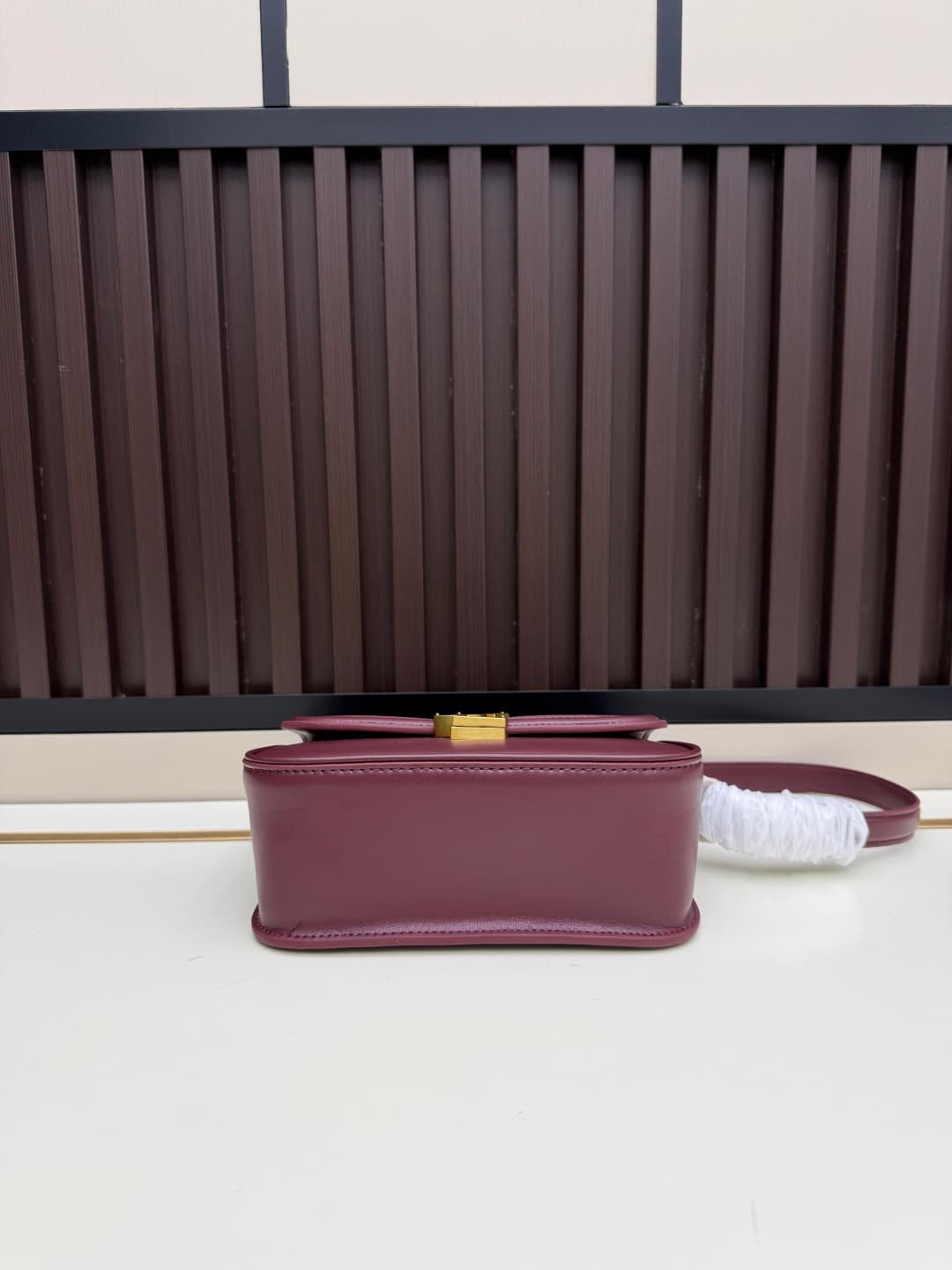 C8673 The new small-sized packaging boxes of Saint Laurent’s classic designs never go out of style – you only realize how timeless they are when you wear them. It’s no exaggeration; Saint Laurent’s black bags are exactly the kind of pieces that create a s — image 4