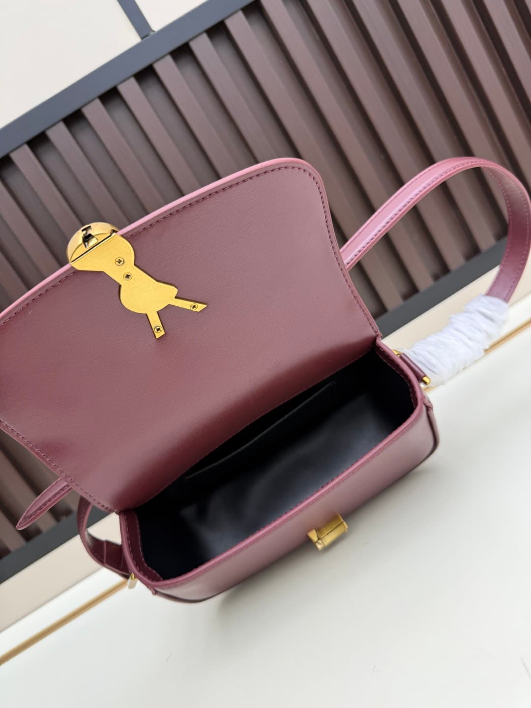 C8673 The new small-sized packaging boxes of Saint Laurent’s classic designs never go out of style – you only realize how timeless they are when you wear them. It’s no exaggeration; Saint Laurent’s black bags are exactly the kind of pieces that create a s — image 7
