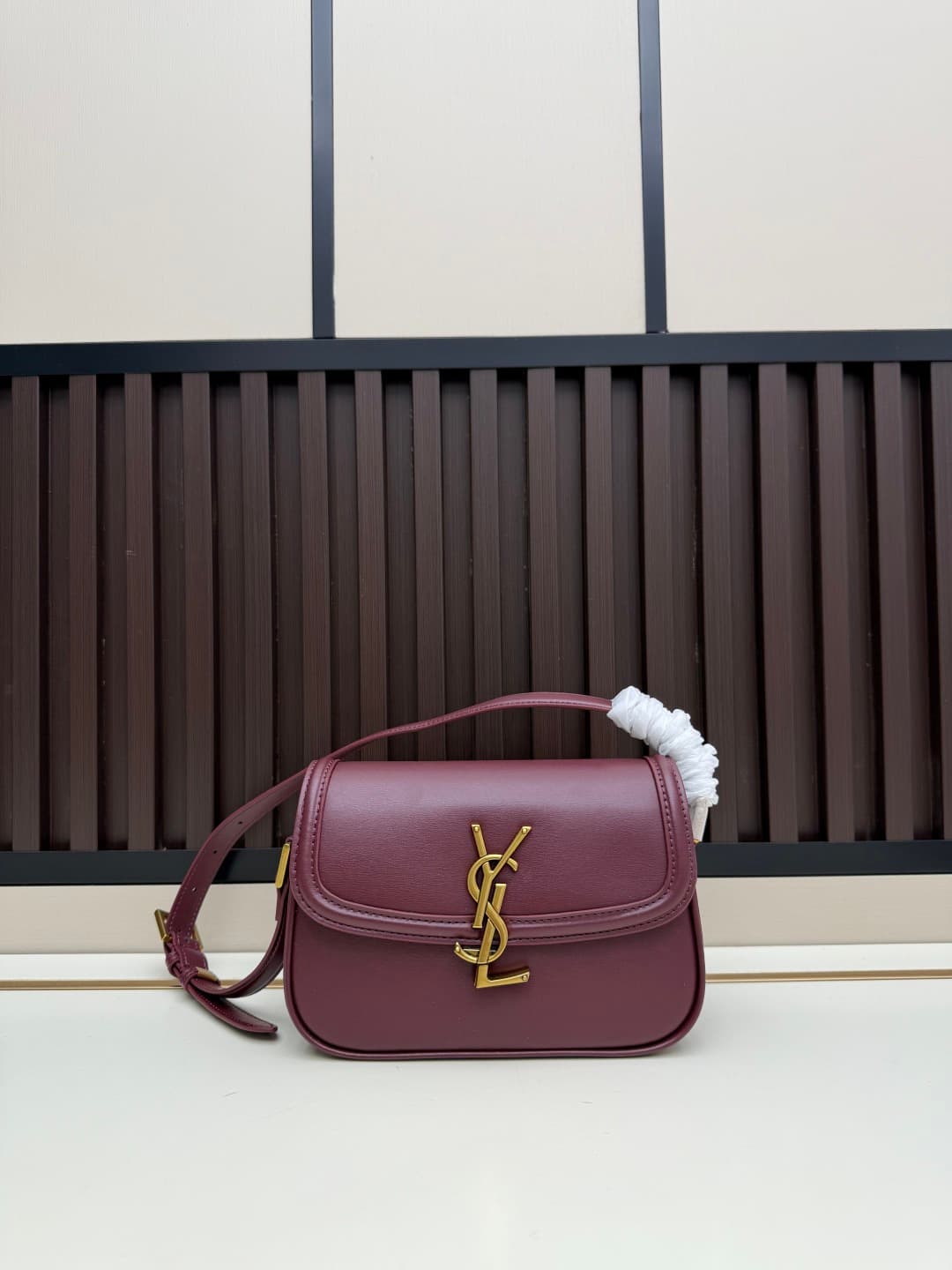 C8669 The new small-sized bags from Saint Laurent are timeless – only by wearing them can you truly understand what it means to be timeless. It’s no exaggeration; Saint Laurent’s black bags are the kind of pieces that create a “powerful, impactful” look w — image 4