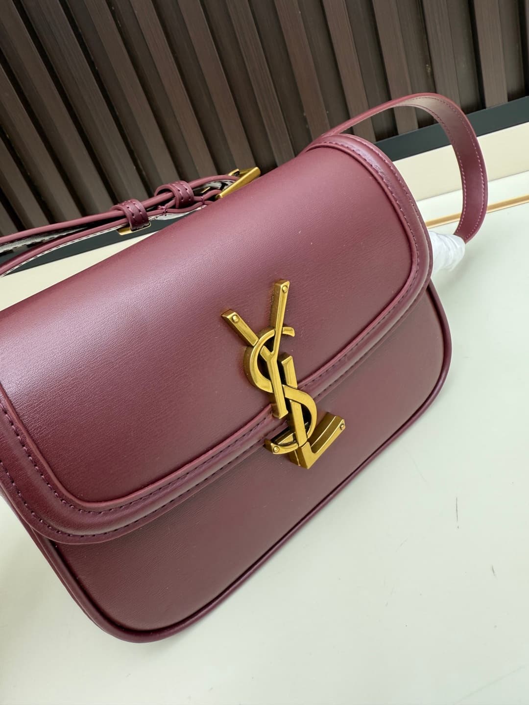 C8673 The new small-sized packaging boxes of Saint Laurent’s classic designs never go out of style – you only realize how timeless they are when you wear them. It’s no exaggeration; Saint Laurent’s black bags are exactly the kind of pieces that create a s — image 5