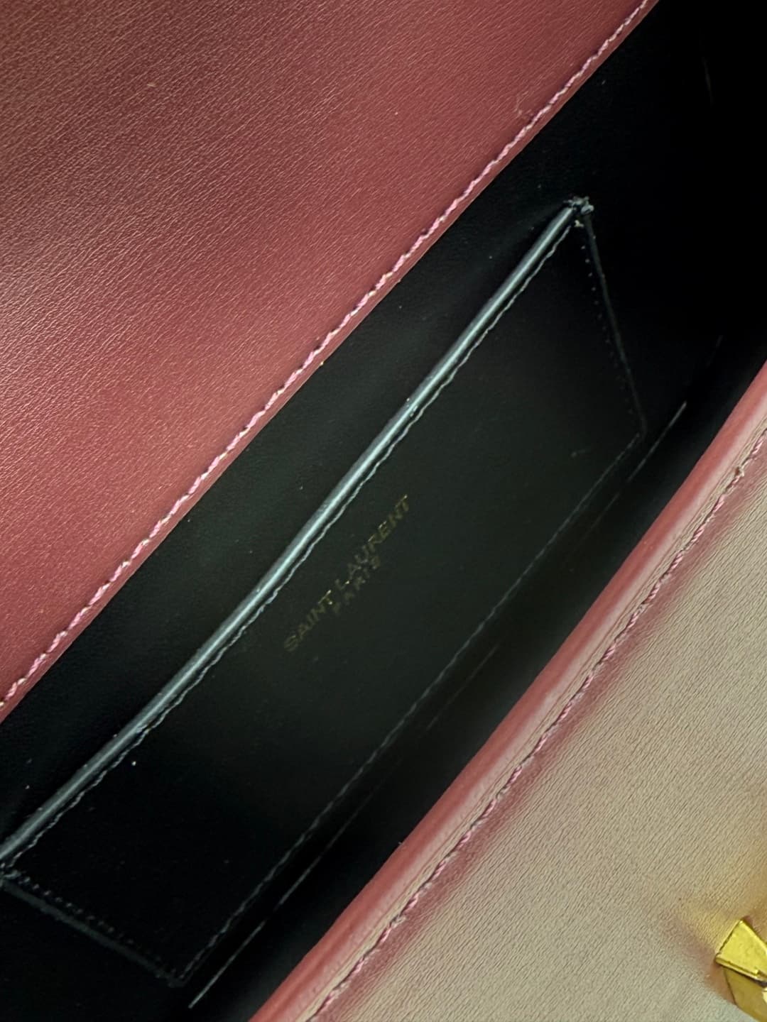 C8673 The new small-sized packaging boxes of Saint Laurent’s classic designs never go out of style – you only realize how timeless they are when you wear them. It’s no exaggeration; Saint Laurent’s black bags are exactly the kind of pieces that create a s — image 8