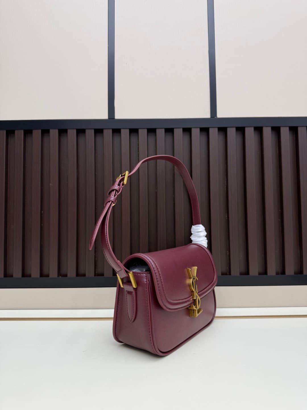 C8673 The new small-sized packaging boxes of Saint Laurent’s classic designs never go out of style – you only realize how timeless they are when you wear them. It’s no exaggeration; Saint Laurent’s black bags are exactly the kind of pieces that create a s — image 2