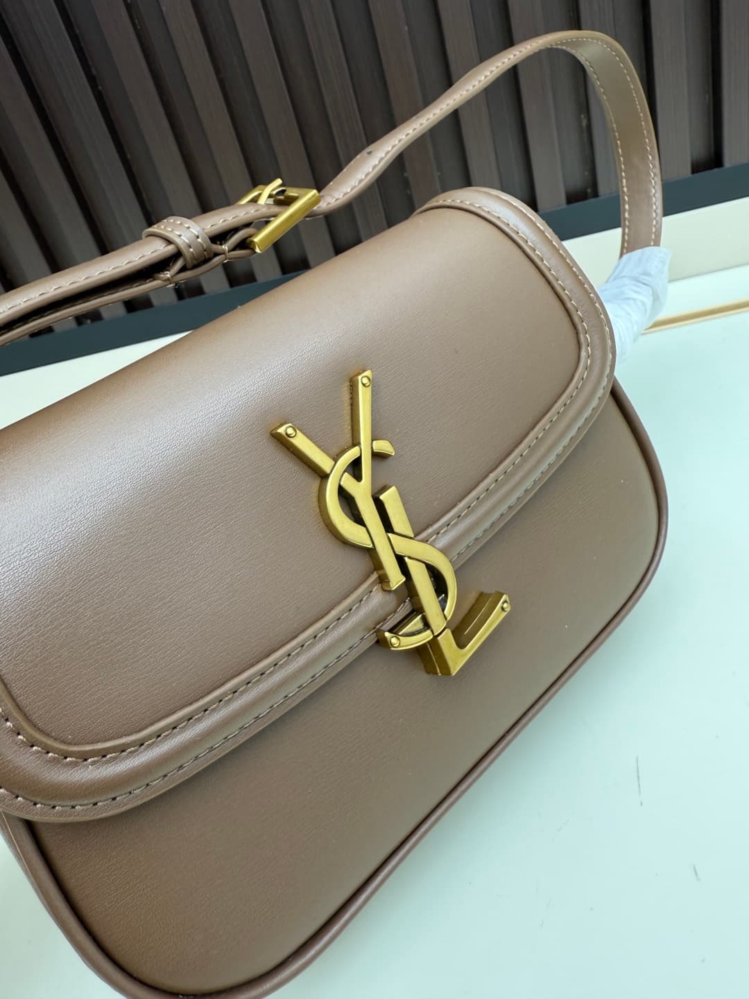 C8672 The new small-sized packaging boxes of Saint Laurent’s classic designs never go out of style – you can only truly understand what it means to have something that never goes out of style when you wear it 🖤. It’s no exaggeration; Saint Laurent’s black — image 5