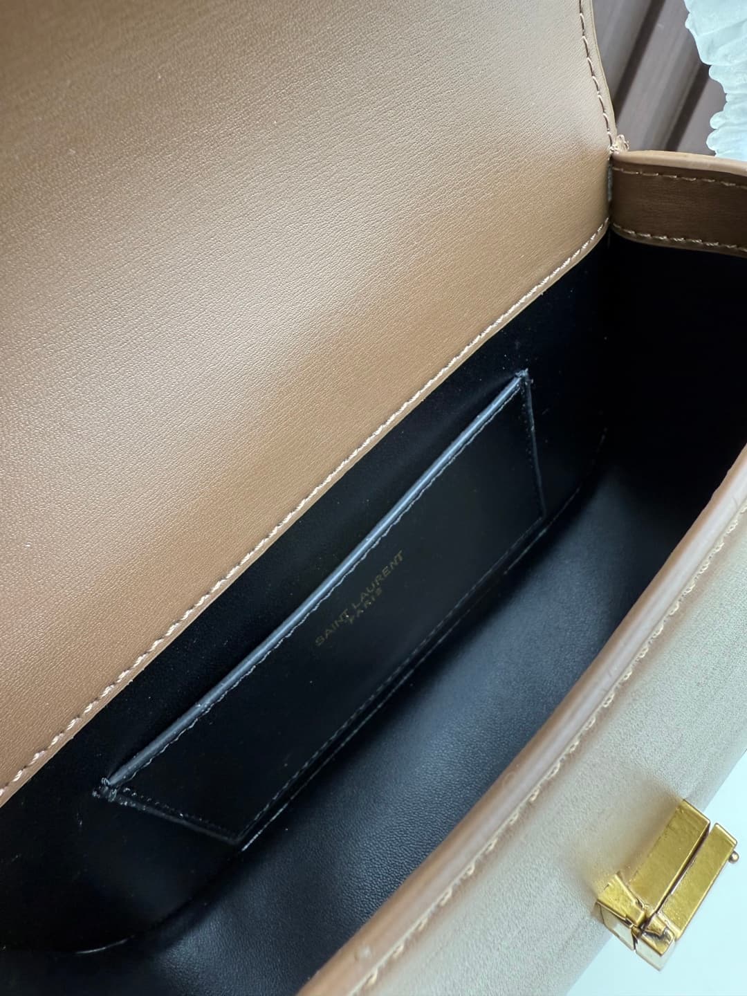 C8672 The new small-sized packaging boxes of Saint Laurent’s classic designs never go out of style – you can only truly understand what it means to have something that never goes out of style when you wear it 🖤. It’s no exaggeration; Saint Laurent’s black — image 8