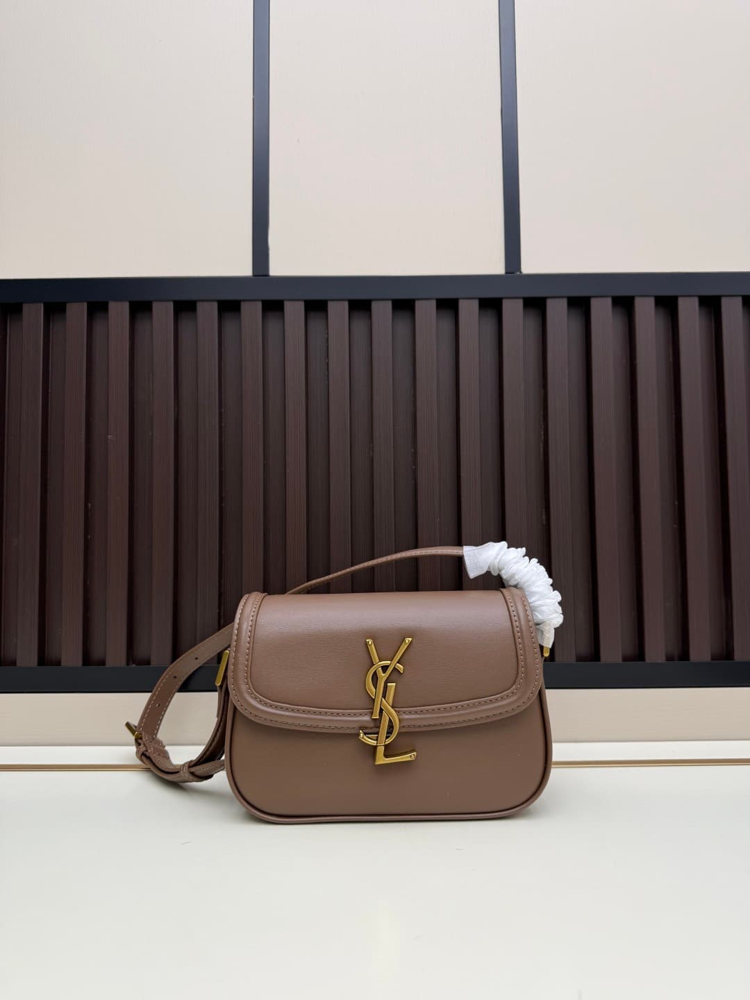 C8669 The new small-sized bags from Saint Laurent are timeless – only by wearing them can you truly understand what it means to be timeless. It’s no exaggeration; Saint Laurent’s black bags are the kind of pieces that create a “powerful, impactful” look w — image 3
