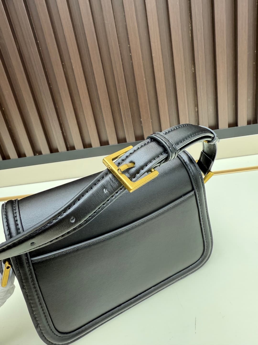 C8670 The new small-sized packaging boxes of Saint Laurent are timeless – only by wearing them can you truly understand what it means to be timeless. || It’s no exaggeration; Saint Laurent’s black bags are exactly the kind of items that create a powerful, — image 6