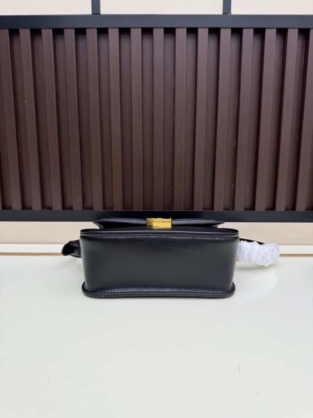 C8670 The new small-sized packaging boxes of Saint Laurent are timeless – only by wearing them can you truly understand what it means to be timeless. || It’s no exaggeration; Saint Laurent’s black bags are exactly the kind of items that create a powerful, — image 4