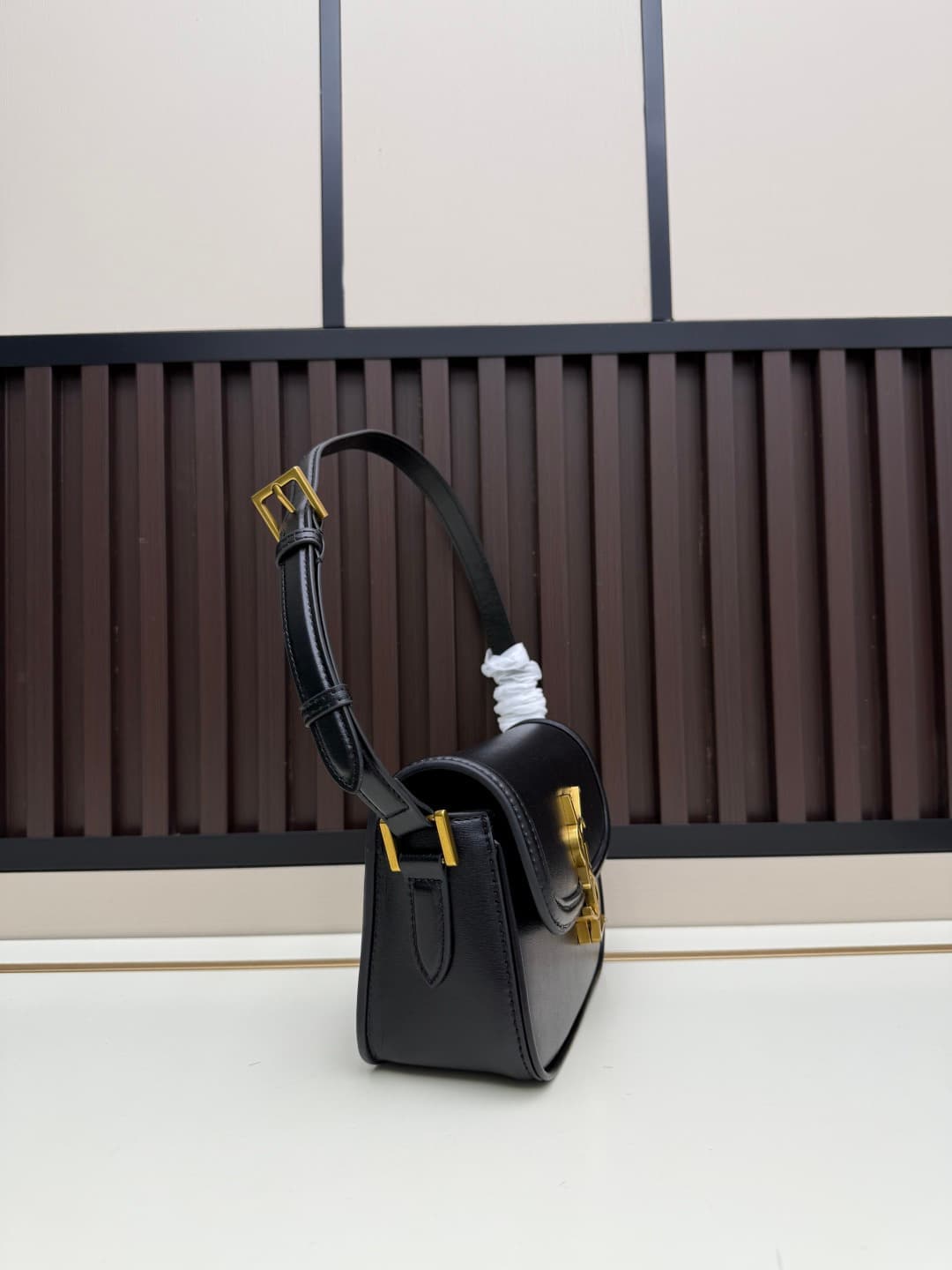 C8670 The new small-sized packaging boxes of Saint Laurent are timeless – only by wearing them can you truly understand what it means to be timeless. || It’s no exaggeration; Saint Laurent’s black bags are exactly the kind of items that create a powerful, — image 2