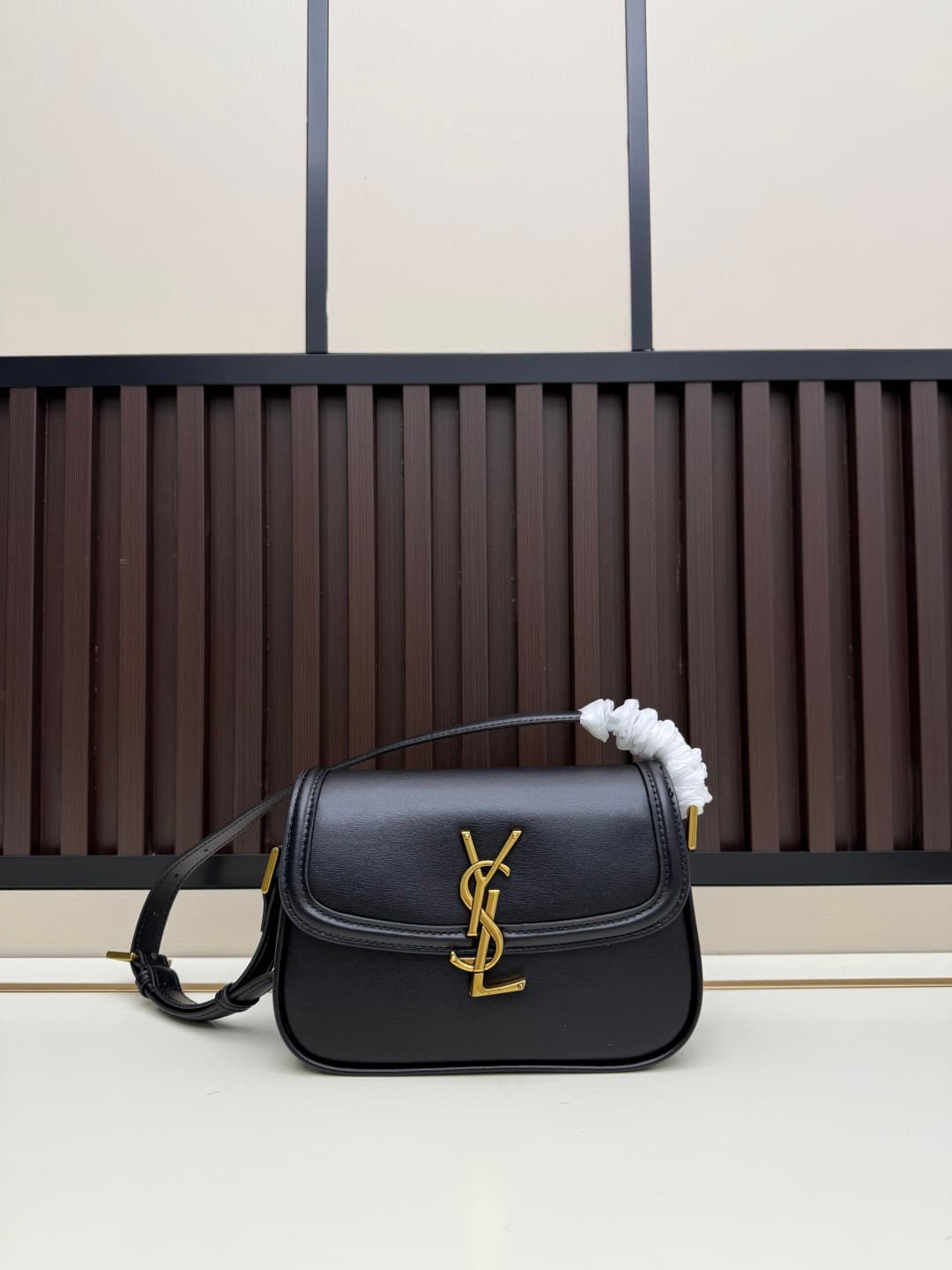 C8670 The new small-sized packaging boxes of Saint Laurent are timeless – only by wearing them can you truly understand what it means to be timeless. || It’s no exaggeration; Saint Laurent’s black bags are exactly the kind of items that create a powerful, — image 1