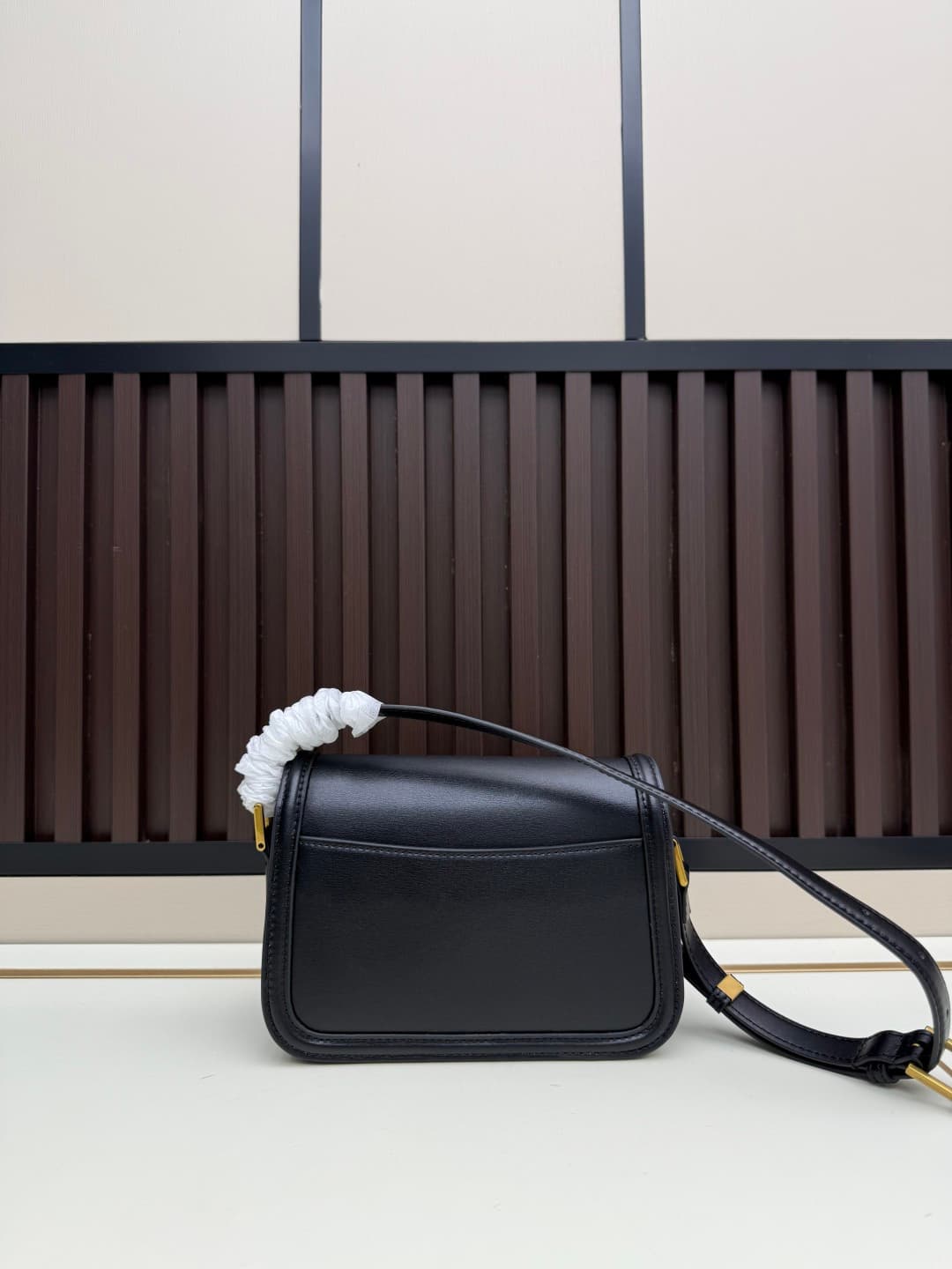 C8670 The new small-sized packaging boxes of Saint Laurent are timeless – only by wearing them can you truly understand what it means to be timeless. || It’s no exaggeration; Saint Laurent’s black bags are exactly the kind of items that create a powerful, — image 3
