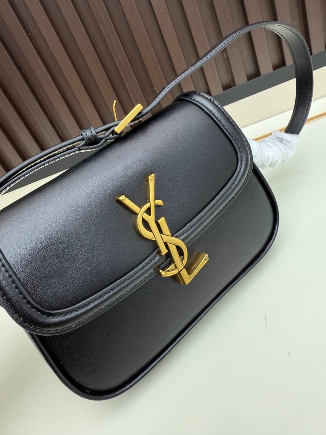C8670 The new small-sized packaging boxes of Saint Laurent are timeless – only by wearing them can you truly understand what it means to be timeless. || It’s no exaggeration; Saint Laurent’s black bags are exactly the kind of items that create a powerful, — image 5