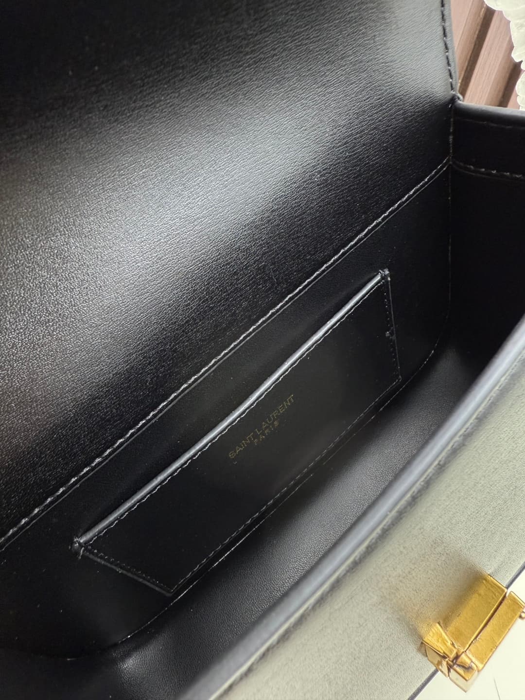 C8670 The new small-sized packaging boxes of Saint Laurent are timeless – only by wearing them can you truly understand what it means to be timeless. || It’s no exaggeration; Saint Laurent’s black bags are exactly the kind of items that create a powerful, — image 8