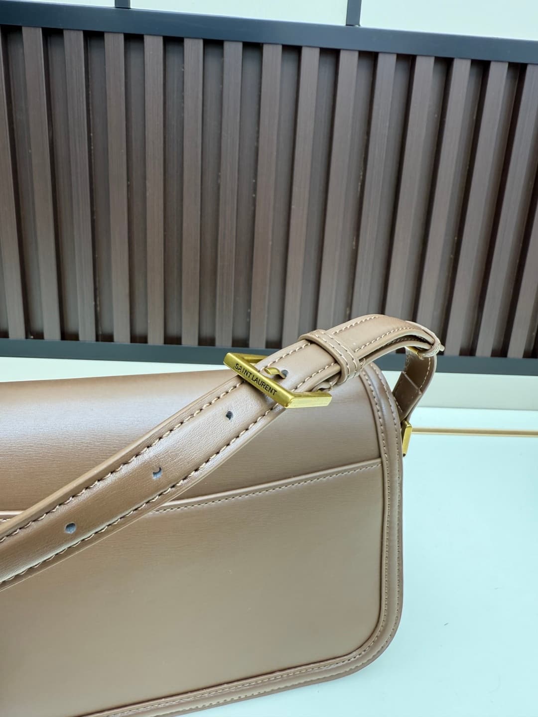 C8668 The new large-sized bags from Saint Laurent are timeless – only by wearing them can you truly understand what it means to be timeless. It’s no exaggeration; Saint Laurent’s black bags are of that kind of style that instantly creates a powerful image — image 5