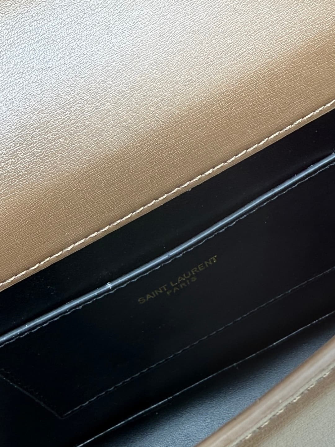 C8668 The new large-sized bags from Saint Laurent are timeless – only by wearing them can you truly understand what it means to be timeless. It’s no exaggeration; Saint Laurent’s black bags are of that kind of style that instantly creates a powerful image — image 8