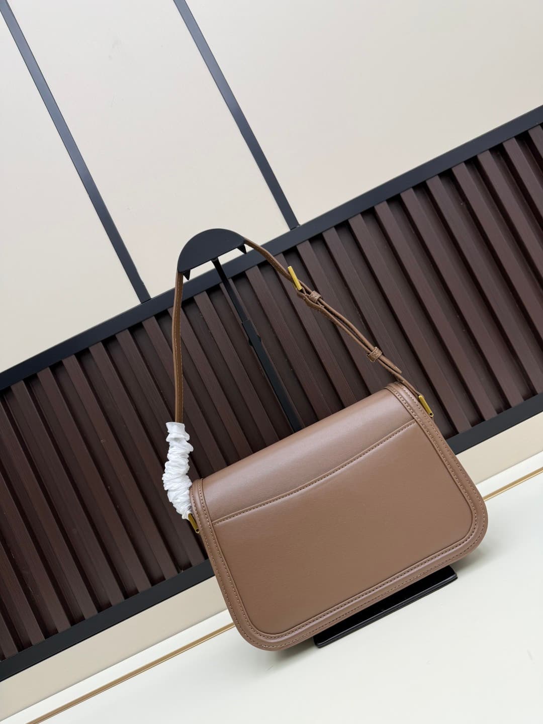 C8668 The new large-sized bags from Saint Laurent are timeless – only by wearing them can you truly understand what it means to be timeless. It’s no exaggeration; Saint Laurent’s black bags are of that kind of style that instantly creates a powerful image — image 2