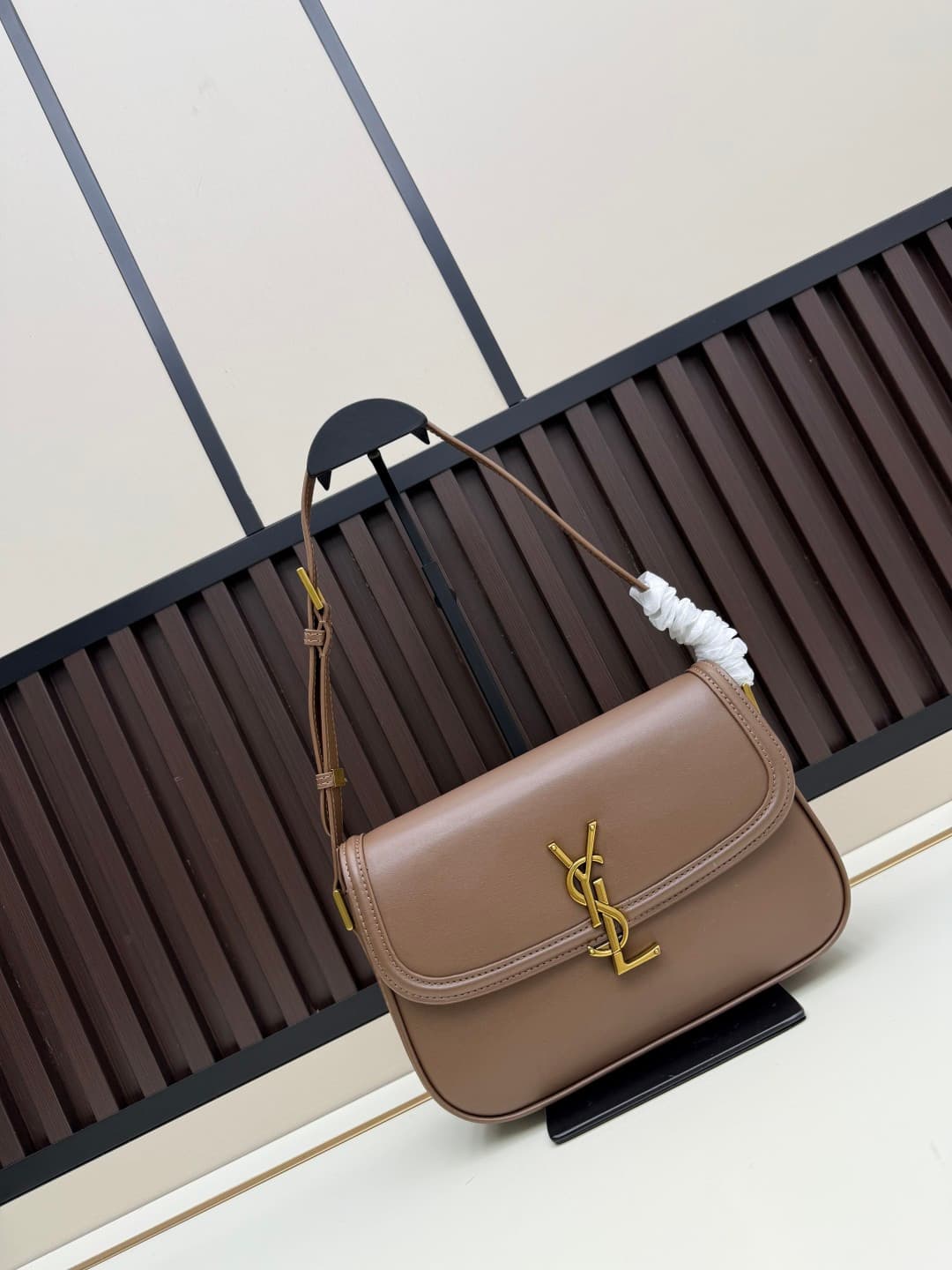 C8668 The new large-sized bags from Saint Laurent are timeless – only by wearing them can you truly understand what it means to be timeless. It’s no exaggeration; Saint Laurent’s black bags are of that kind of style that instantly creates a powerful image — image 1