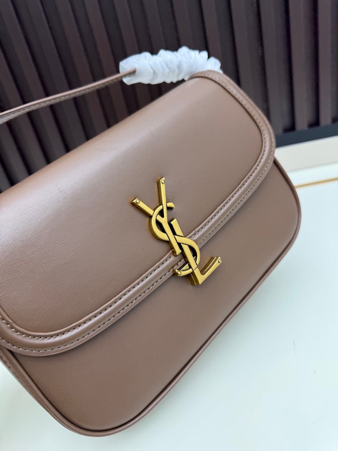 C8668 The new large-sized bags from Saint Laurent are timeless – only by wearing them can you truly understand what it means to be timeless. It’s no exaggeration; Saint Laurent’s black bags are of that kind of style that instantly creates a powerful image — image 6