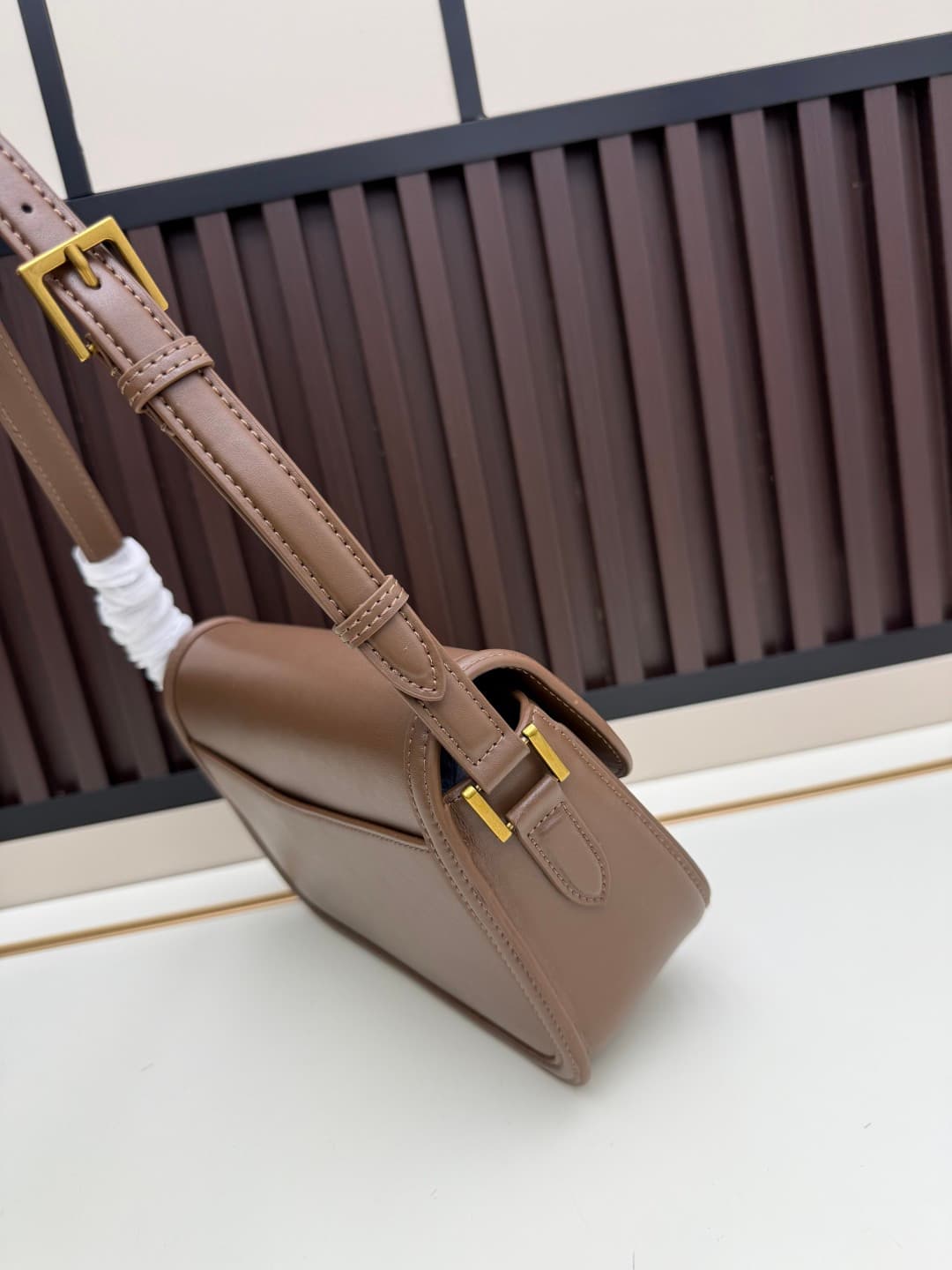 C8668 The new large-sized bags from Saint Laurent are timeless – only by wearing them can you truly understand what it means to be timeless. It’s no exaggeration; Saint Laurent’s black bags are of that kind of style that instantly creates a powerful image — image 3