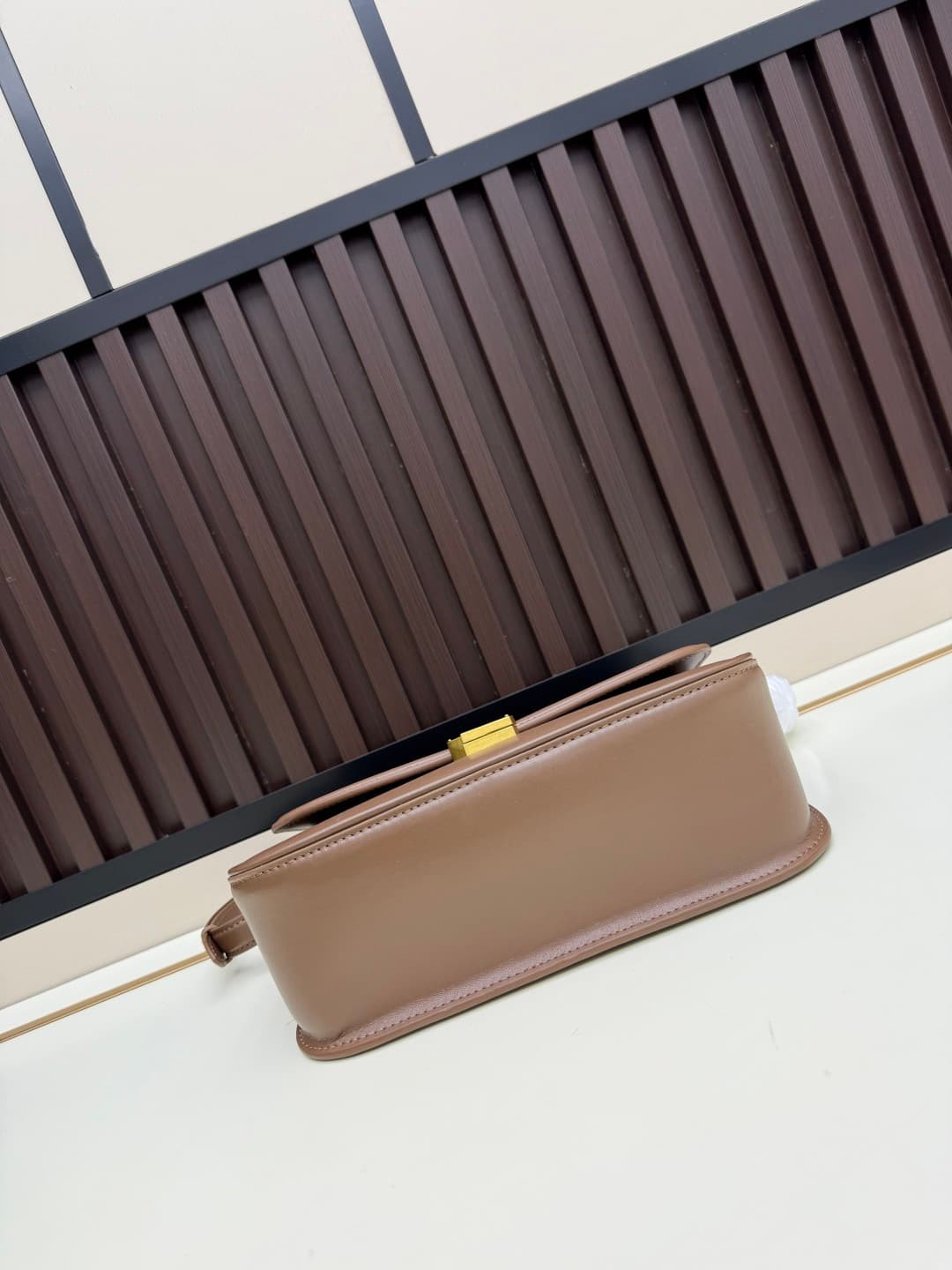 C8668 The new large-sized bags from Saint Laurent are timeless – only by wearing them can you truly understand what it means to be timeless. It’s no exaggeration; Saint Laurent’s black bags are of that kind of style that instantly creates a powerful image — image 4