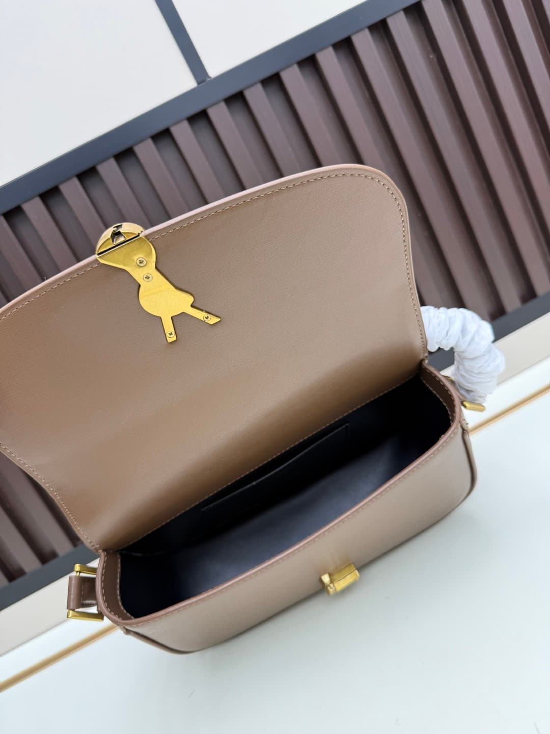 C8668 The new large-sized bags from Saint Laurent are timeless – only by wearing them can you truly understand what it means to be timeless. It’s no exaggeration; Saint Laurent’s black bags are of that kind of style that instantly creates a powerful image — image 7