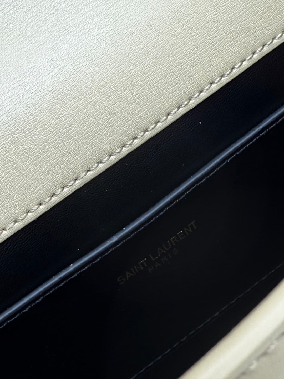 C8667 The new large-sized bags from Saint Laurent are timeless – only by wearing them can you truly understand what it means to be timeless. It’s no exaggeration; Saint Laurent’s black bags are exactly the kind of designs that create a powerful, impactful — image 8