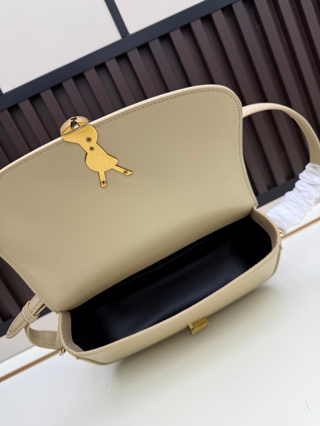 C8667 The new large-sized bags from Saint Laurent are timeless – only by wearing them can you truly understand what it means to be timeless. It’s no exaggeration; Saint Laurent’s black bags are exactly the kind of designs that create a powerful, impactful — image 7