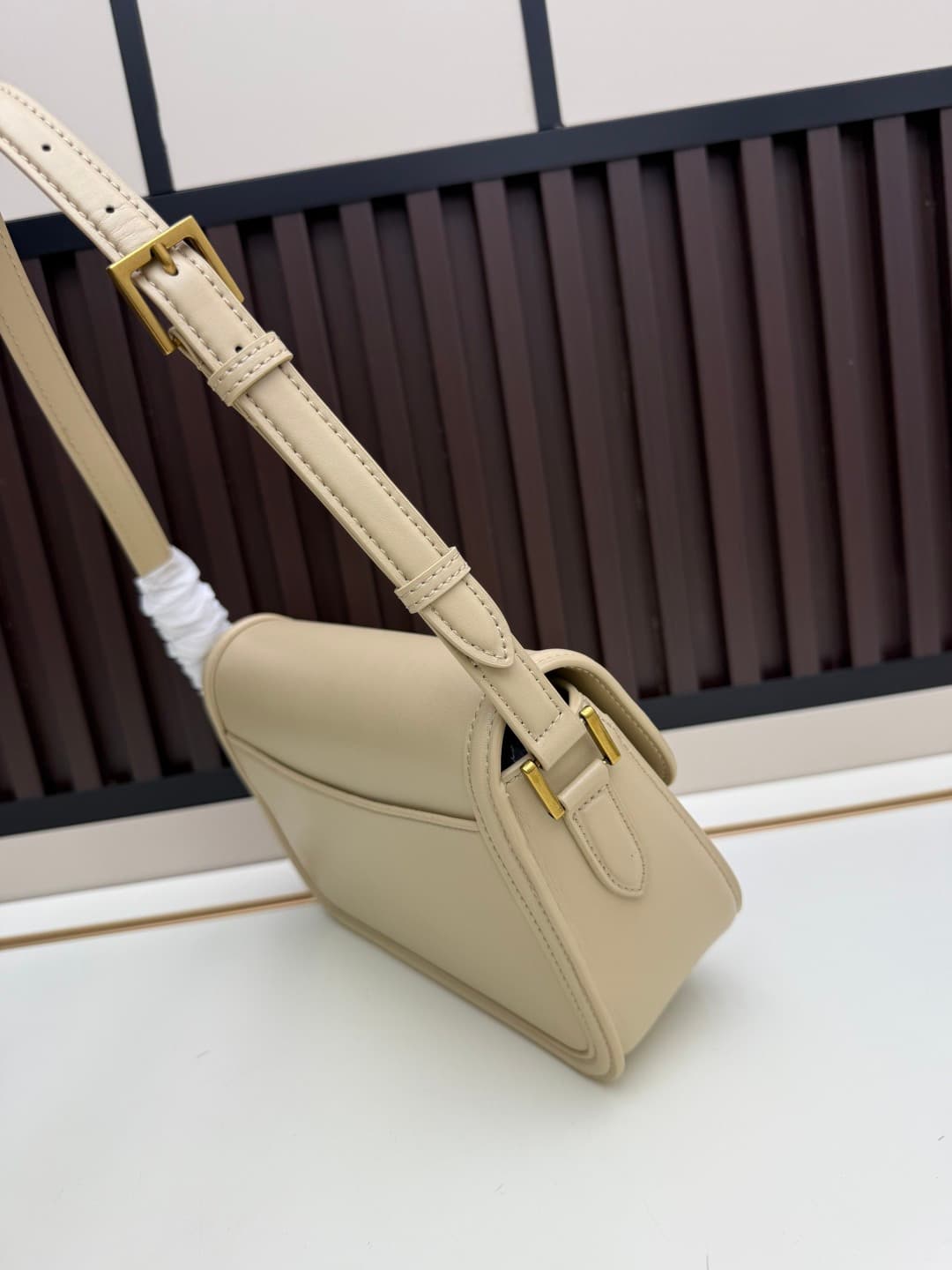C8667 The new large-sized bags from Saint Laurent are timeless – only by wearing them can you truly understand what it means to be timeless. It’s no exaggeration; Saint Laurent’s black bags are exactly the kind of designs that create a powerful, impactful — image 3