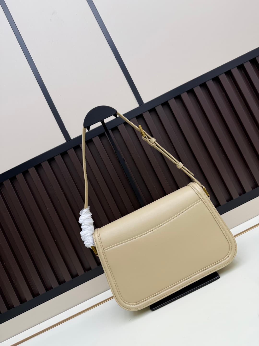 C8667 The new large-sized bags from Saint Laurent are timeless – only by wearing them can you truly understand what it means to be timeless. It’s no exaggeration; Saint Laurent’s black bags are exactly the kind of designs that create a powerful, impactful — image 2