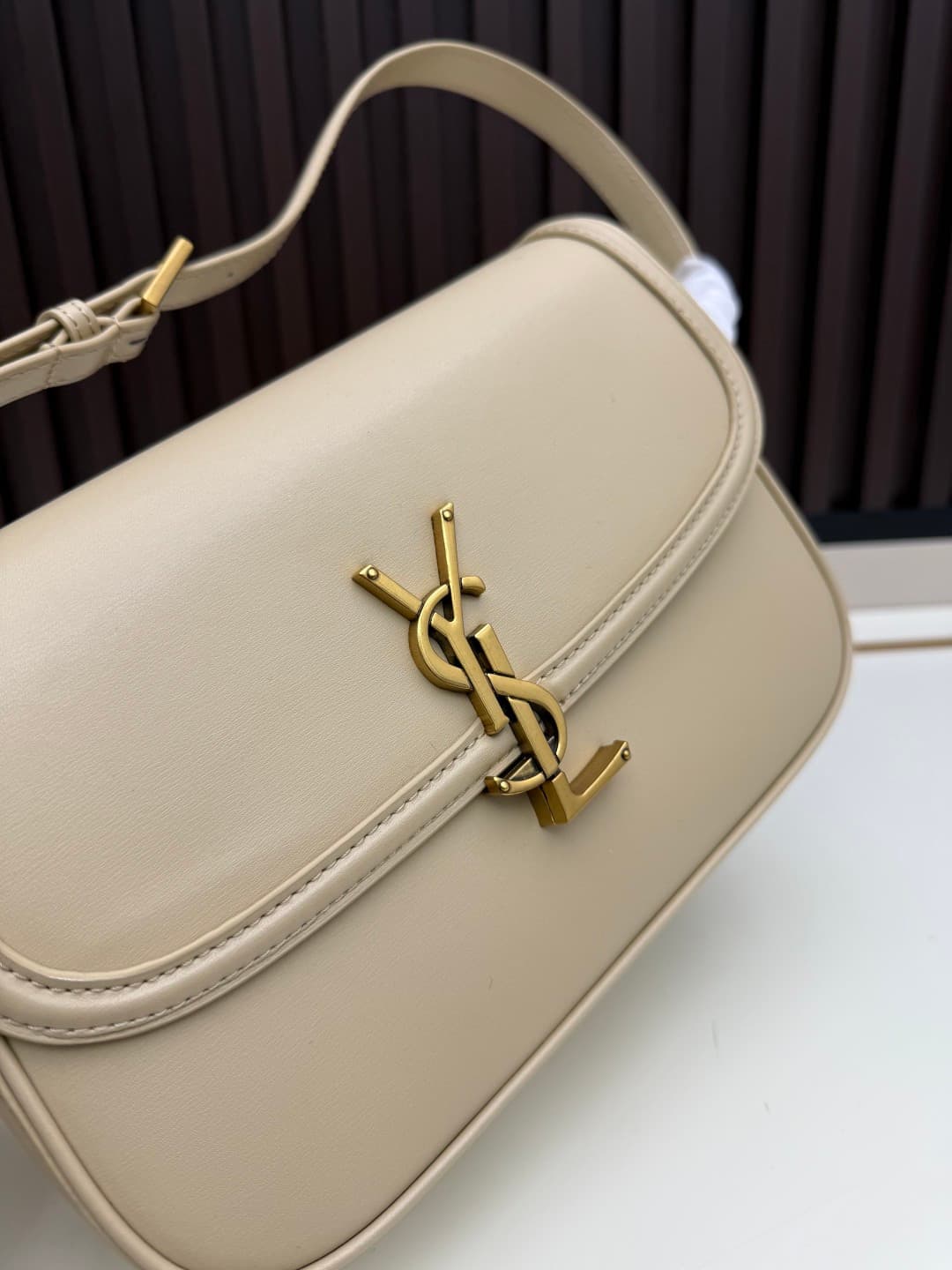 C8667 The new large-sized bags from Saint Laurent are timeless – only by wearing them can you truly understand what it means to be timeless. It’s no exaggeration; Saint Laurent’s black bags are exactly the kind of designs that create a powerful, impactful — image 5