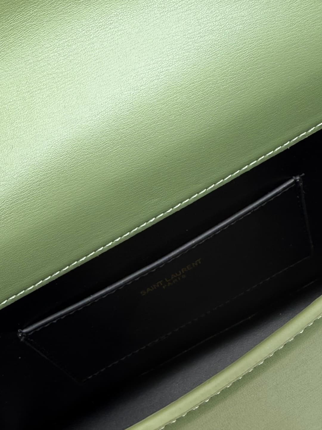C8665 The new large-sized bags from Saint Laurent are timeless – only by wearing them can you truly understand what “timeless” means. It’s no exaggeration; Saint Laurent’s black bags are of that kind of style that creates a powerful, imposing presence whe — image 7