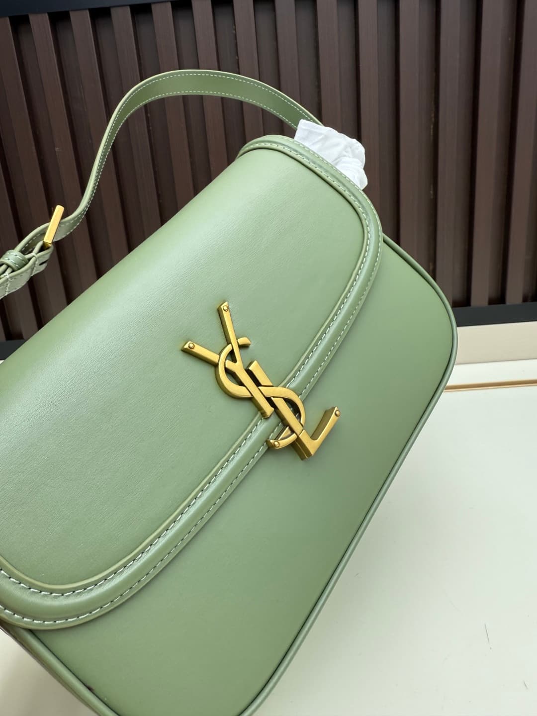 C8665 The new large-sized bags from Saint Laurent are timeless – only by wearing them can you truly understand what “timeless” means. It’s no exaggeration; Saint Laurent’s black bags are of that kind of style that creates a powerful, imposing presence whe — image 5