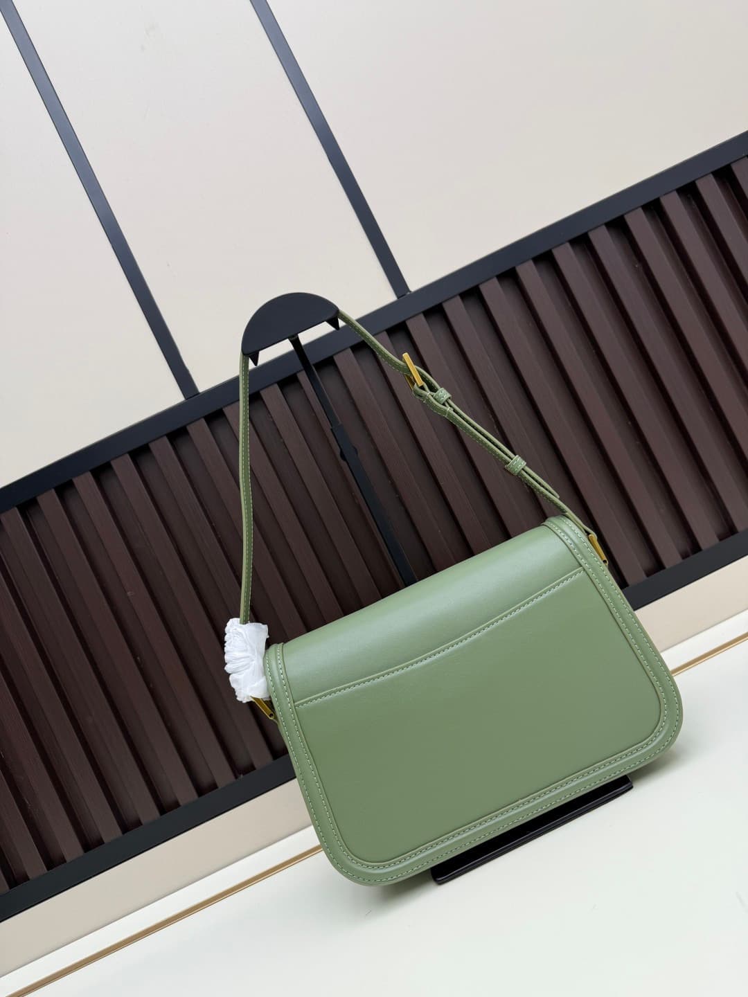 C8665 The new large-sized bags from Saint Laurent are timeless – only by wearing them can you truly understand what “timeless” means. It’s no exaggeration; Saint Laurent’s black bags are of that kind of style that creates a powerful, imposing presence whe — image 2