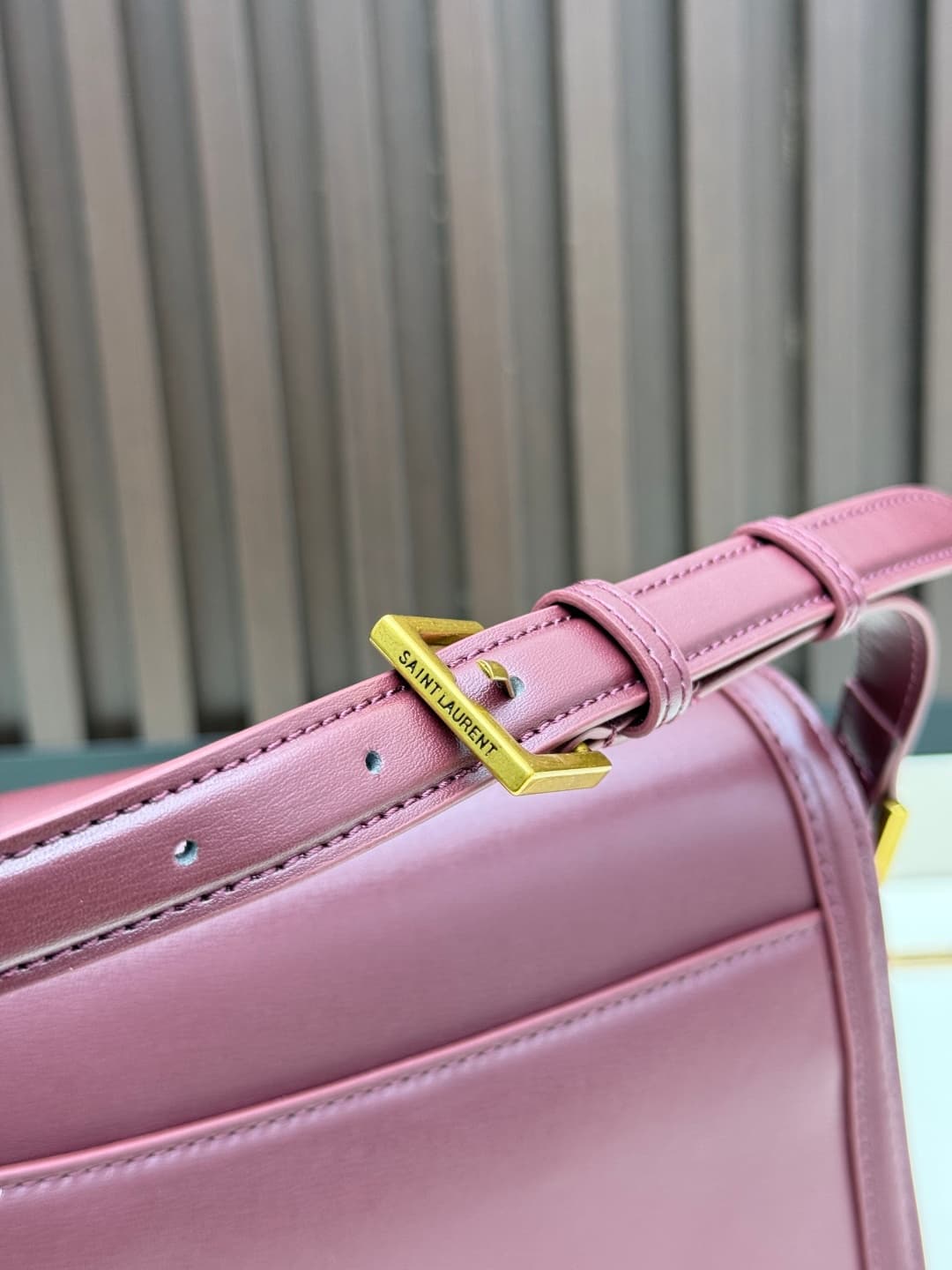 C8666 The new large-sized bags from Saint Laurent are timeless – only by wearing them can you truly understand what “timeless” means. It’s no exaggeration; Saint Laurent’s black bags are exactly the kind of items that create a powerful, impressive look wh — image 6