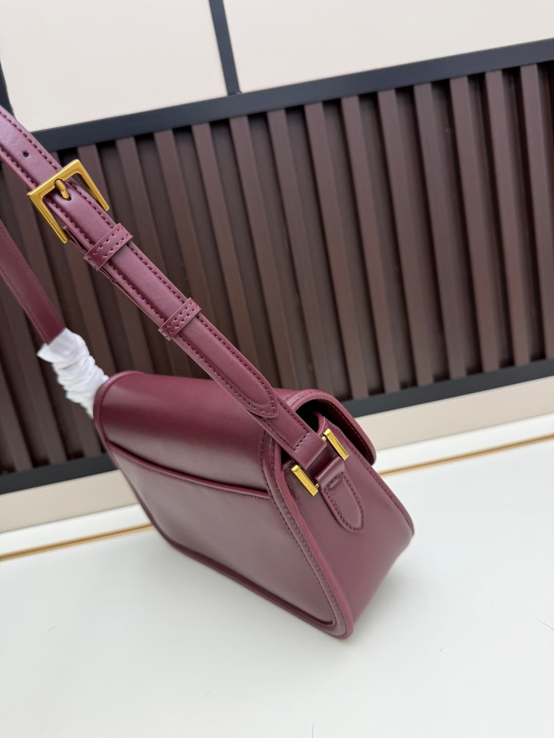 C8666 The new large-sized bags from Saint Laurent are timeless – only by wearing them can you truly understand what “timeless” means. It’s no exaggeration; Saint Laurent’s black bags are exactly the kind of items that create a powerful, impressive look wh — image 3