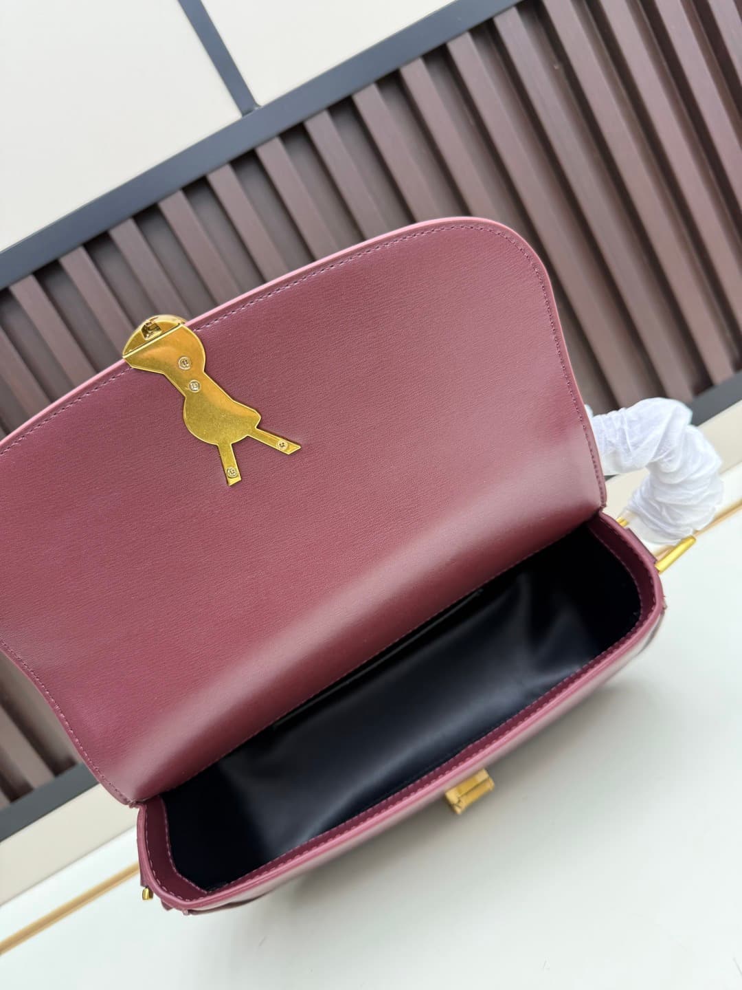 C8666 The new large-sized bags from Saint Laurent are timeless – only by wearing them can you truly understand what “timeless” means. It’s no exaggeration; Saint Laurent’s black bags are exactly the kind of items that create a powerful, impressive look wh — image 7