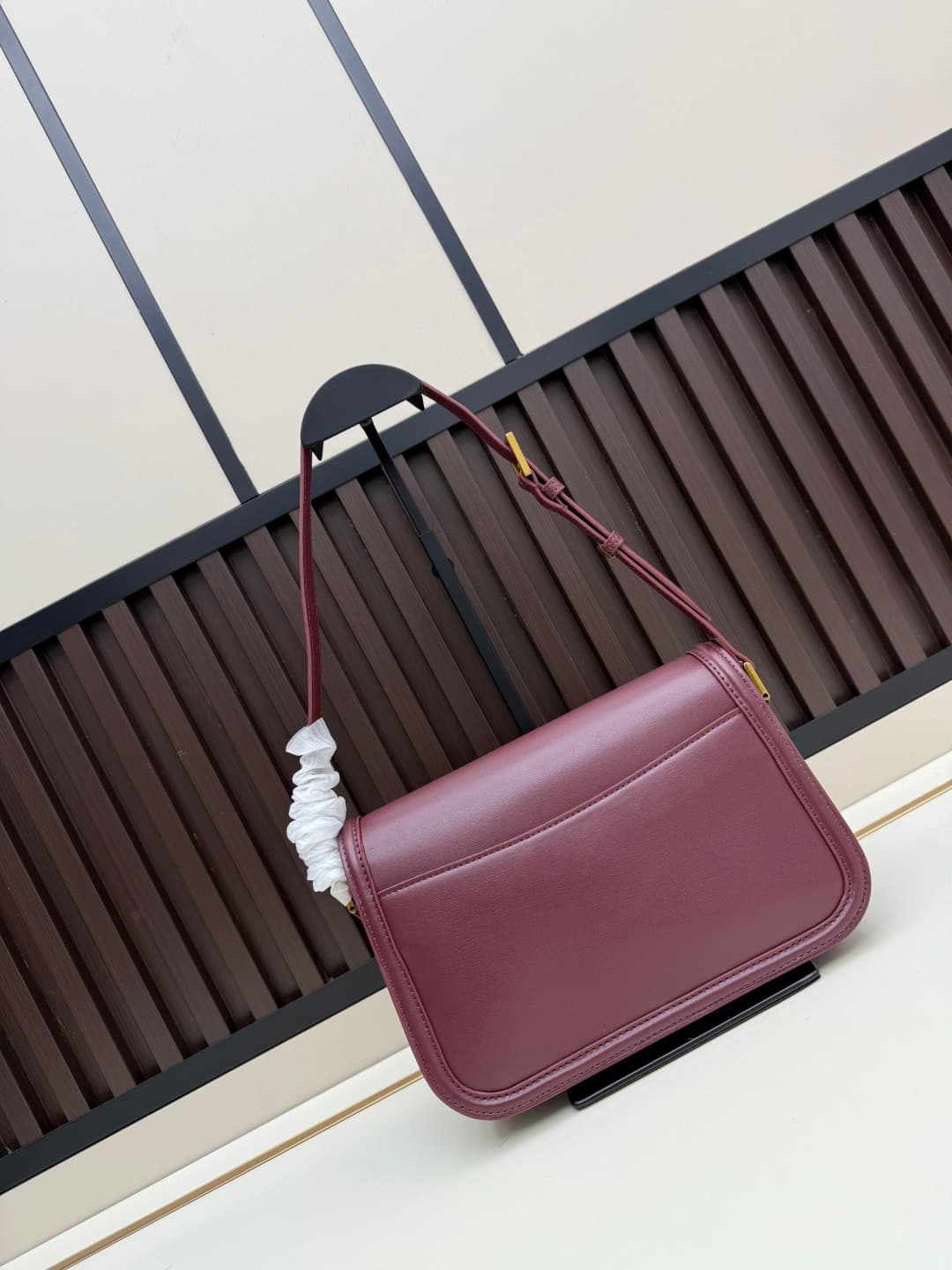 C8666 The new large-sized bags from Saint Laurent are timeless – only by wearing them can you truly understand what “timeless” means. It’s no exaggeration; Saint Laurent’s black bags are exactly the kind of items that create a powerful, impressive look wh — image 2