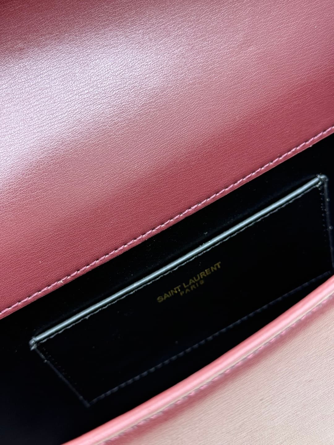 C8666 The new large-sized bags from Saint Laurent are timeless – only by wearing them can you truly understand what “timeless” means. It’s no exaggeration; Saint Laurent’s black bags are exactly the kind of items that create a powerful, impressive look wh — image 8