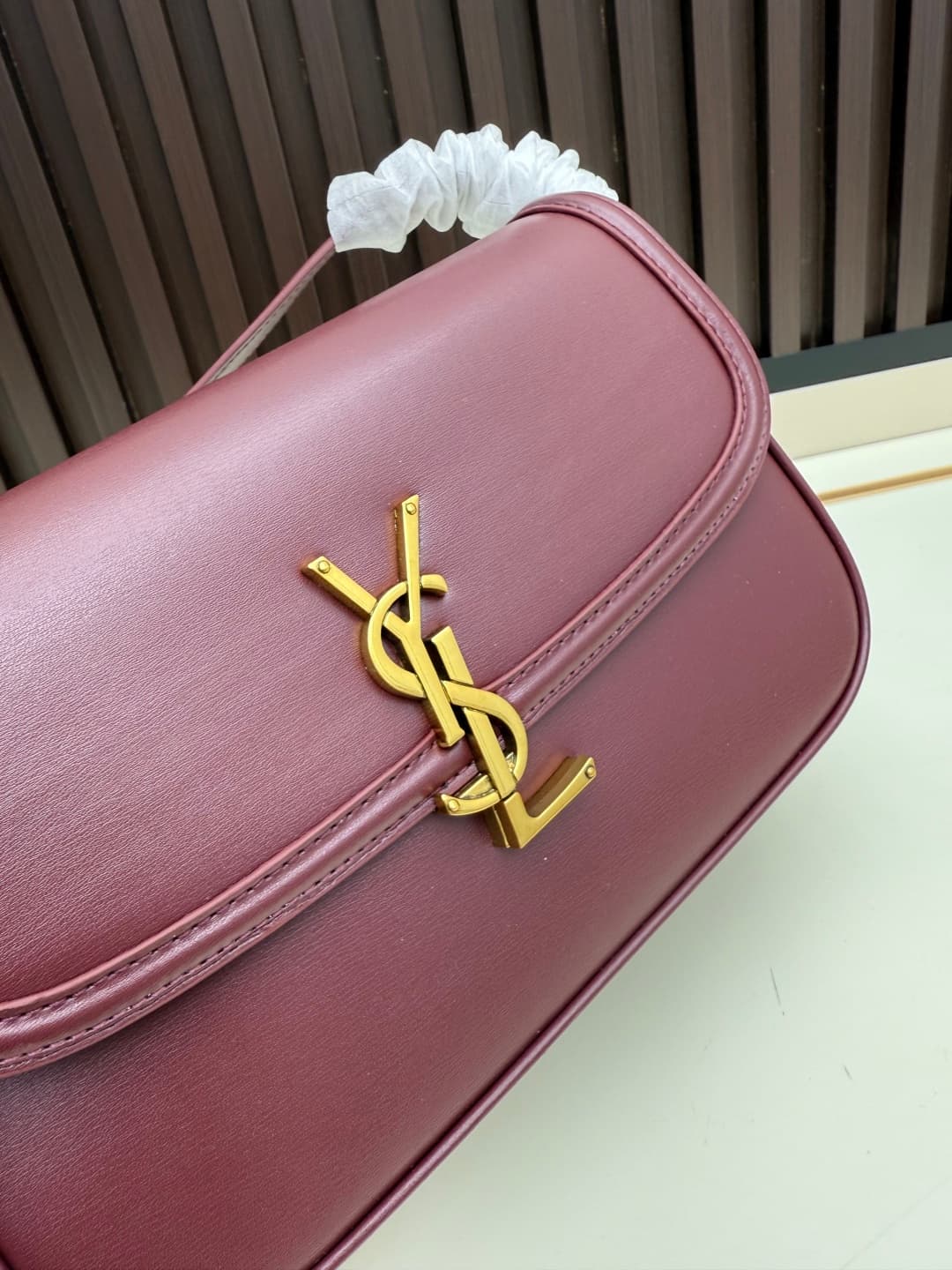 C8666 The new large-sized bags from Saint Laurent are timeless – only by wearing them can you truly understand what “timeless” means. It’s no exaggeration; Saint Laurent’s black bags are exactly the kind of items that create a powerful, impressive look wh — image 5