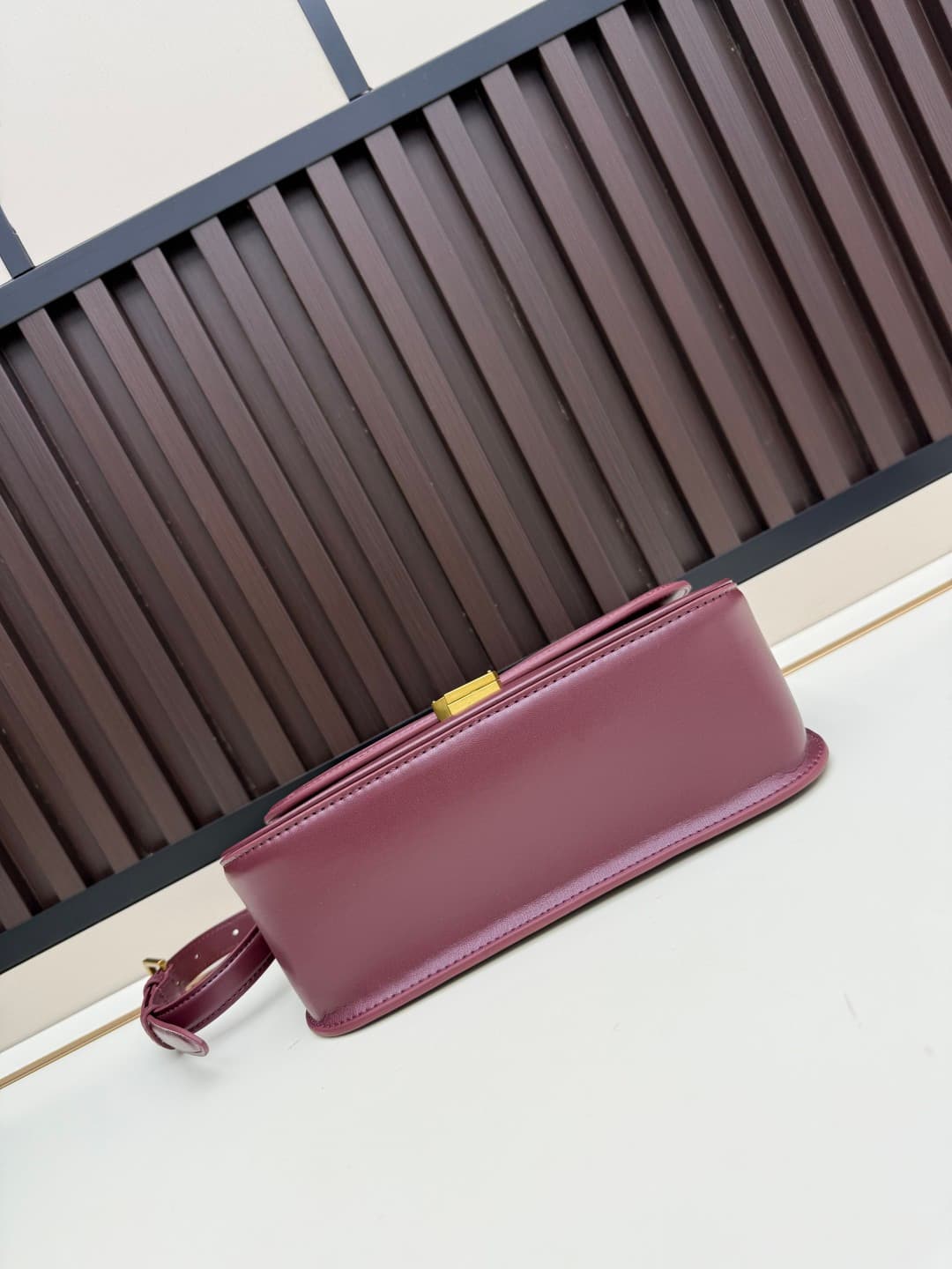 C8666 The new large-sized bags from Saint Laurent are timeless – only by wearing them can you truly understand what “timeless” means. It’s no exaggeration; Saint Laurent’s black bags are exactly the kind of items that create a powerful, impressive look wh — image 4