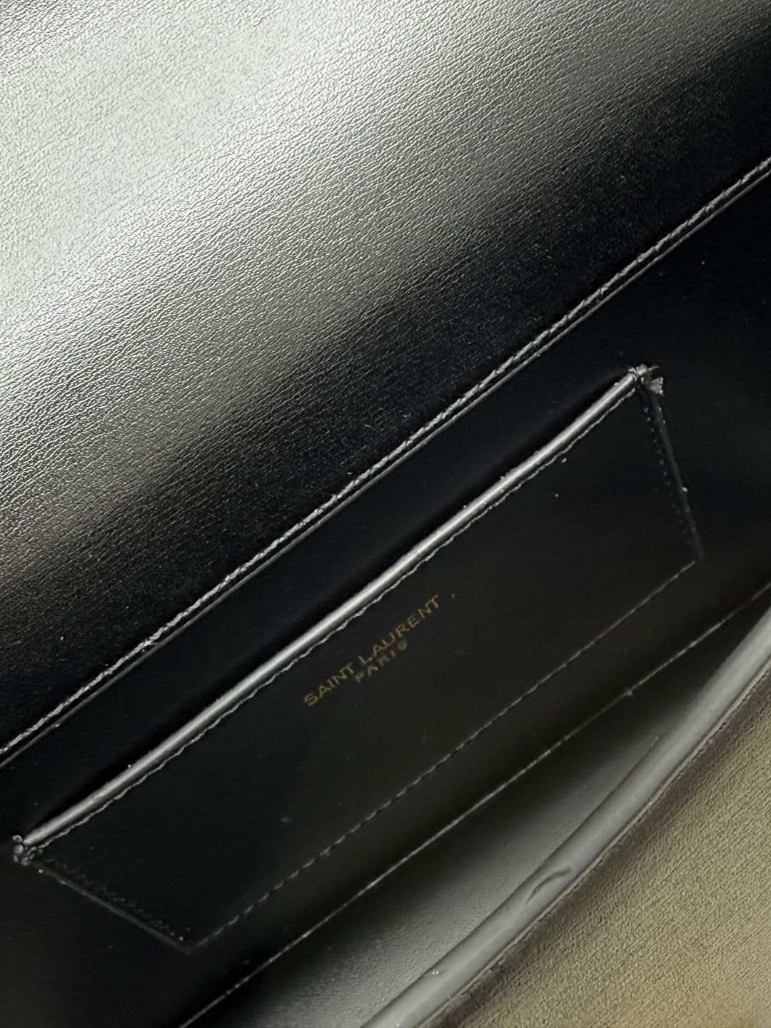 C8664 The new large-sized bags from Saint Laurent are timeless – only by wearing them can you truly understand what it means to be timeless. It’s no exaggeration; Saint Laurent’s black bags are of that kind of style that instantly creates a strong, impact — image 8