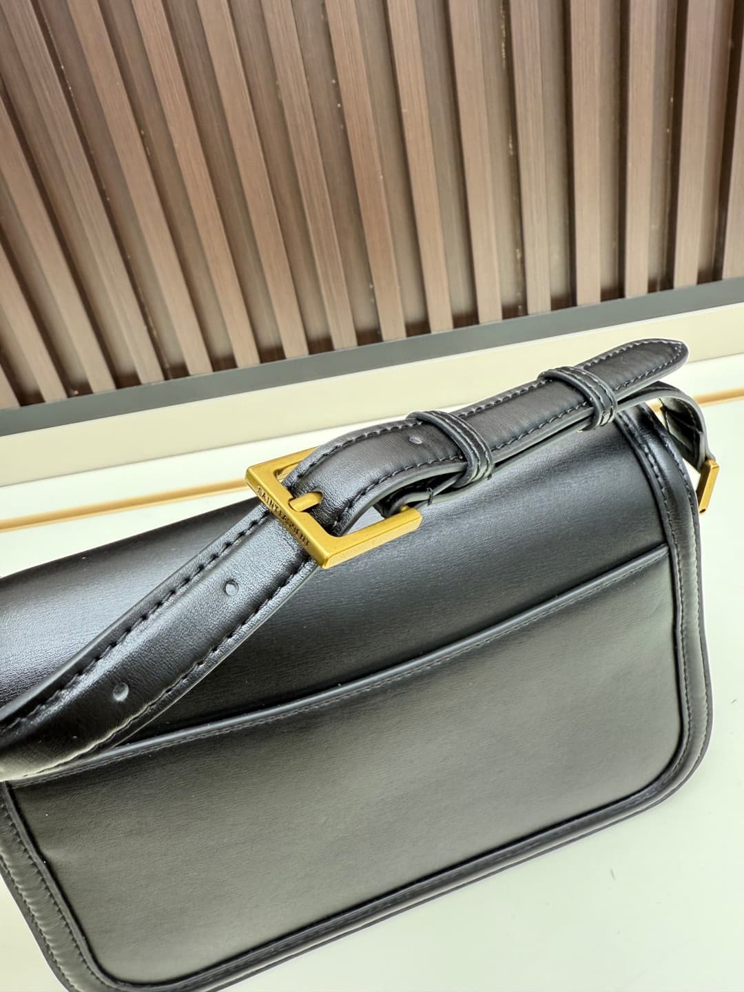 C8664 The new large-sized bags from Saint Laurent are timeless – only by wearing them can you truly understand what it means to be timeless. It’s no exaggeration; Saint Laurent’s black bags are of that kind of style that instantly creates a strong, impact — image 6
