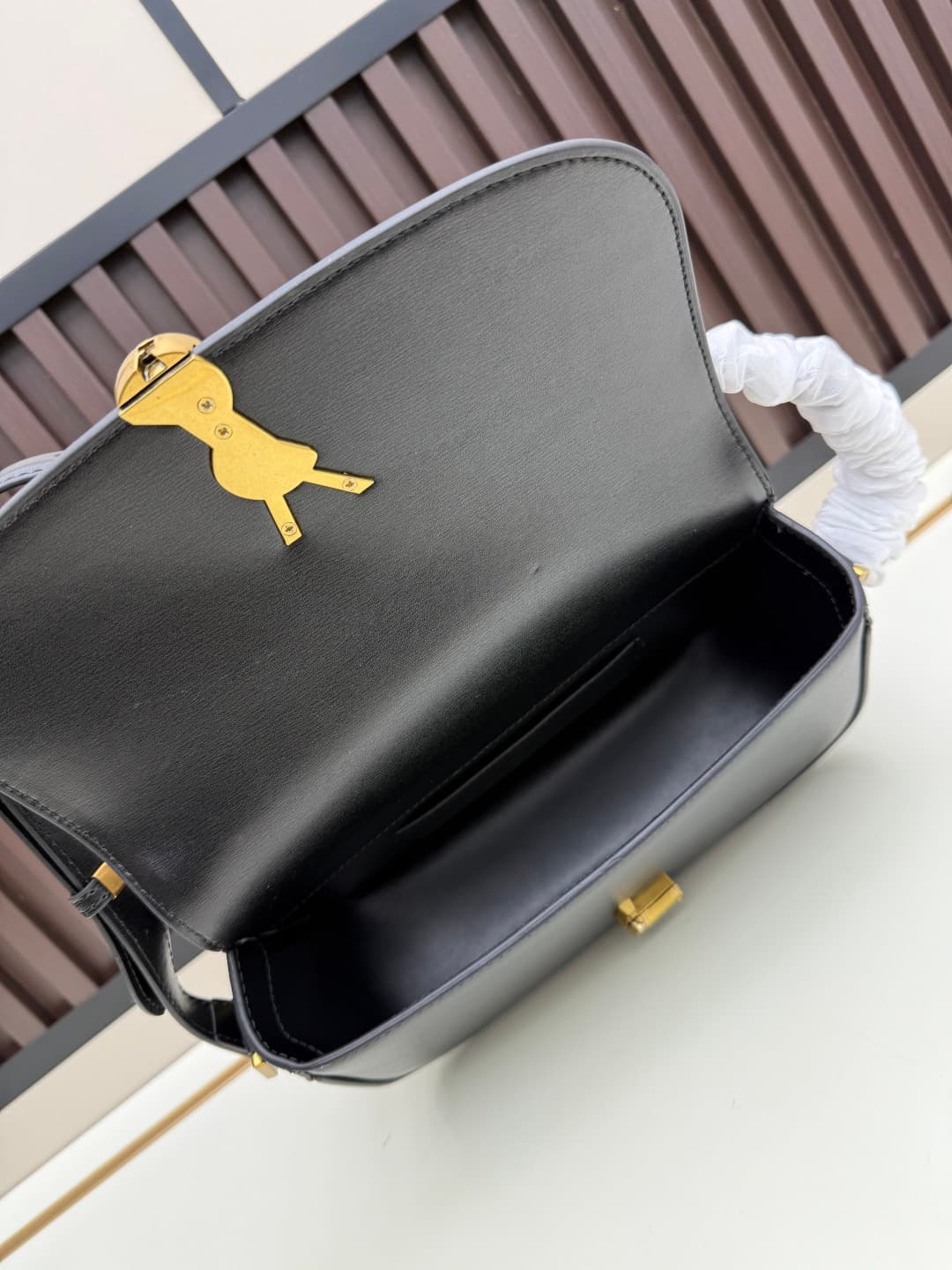 C8664 The new large-sized bags from Saint Laurent are timeless – only by wearing them can you truly understand what it means to be timeless. It’s no exaggeration; Saint Laurent’s black bags are of that kind of style that instantly creates a strong, impact — image 7