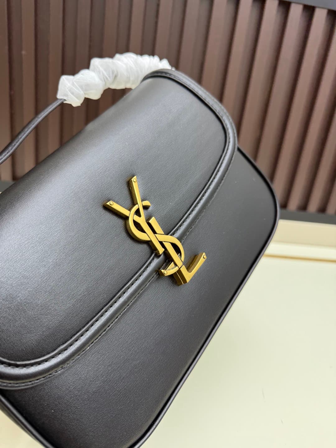 C8664 The new large-sized bags from Saint Laurent are timeless – only by wearing them can you truly understand what it means to be timeless. It’s no exaggeration; Saint Laurent’s black bags are of that kind of style that instantly creates a strong, impact — image 5